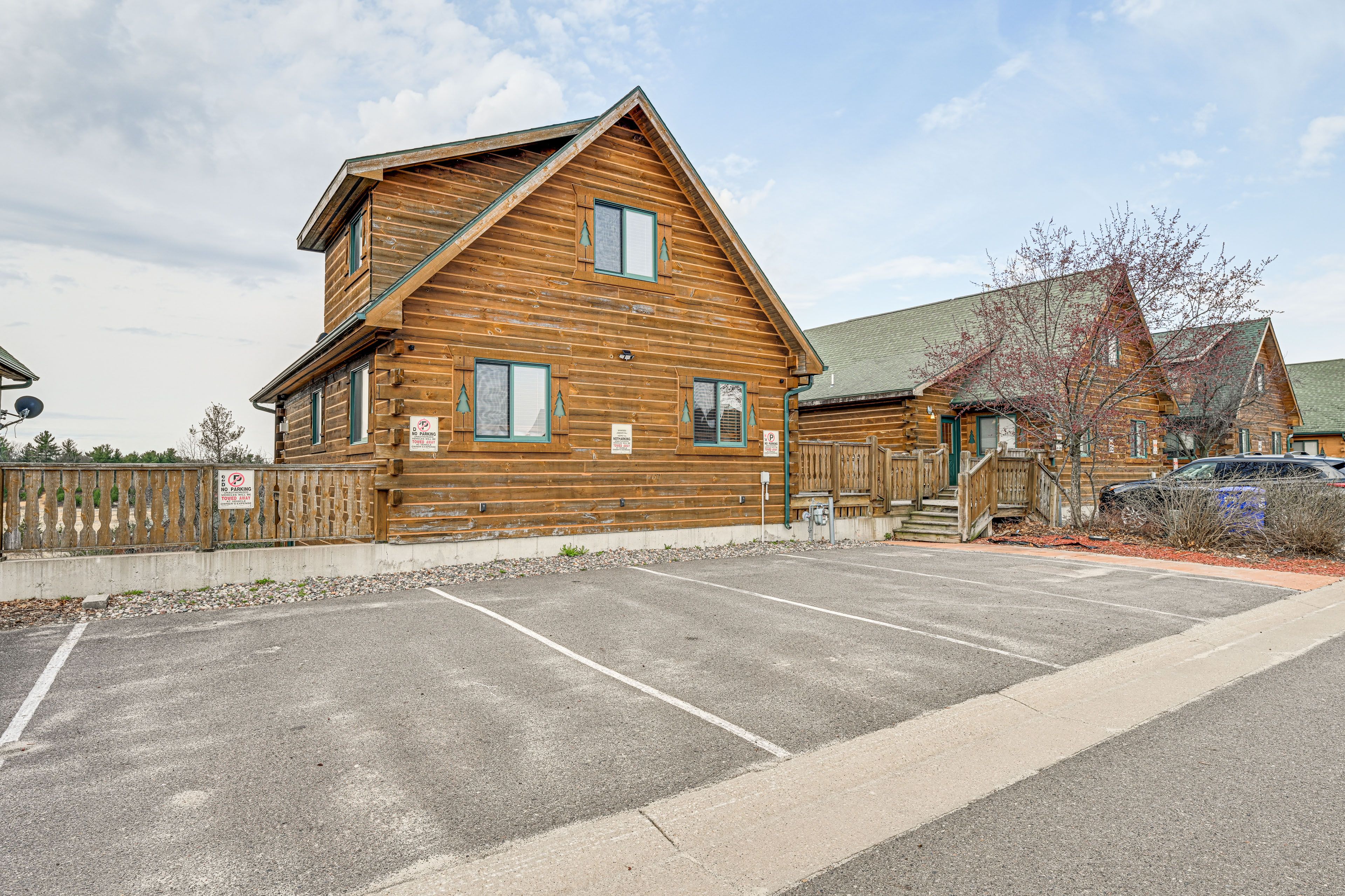 Parking | Driveway (4 Vehicles) | Community Parking Lot (2 Vehicles)