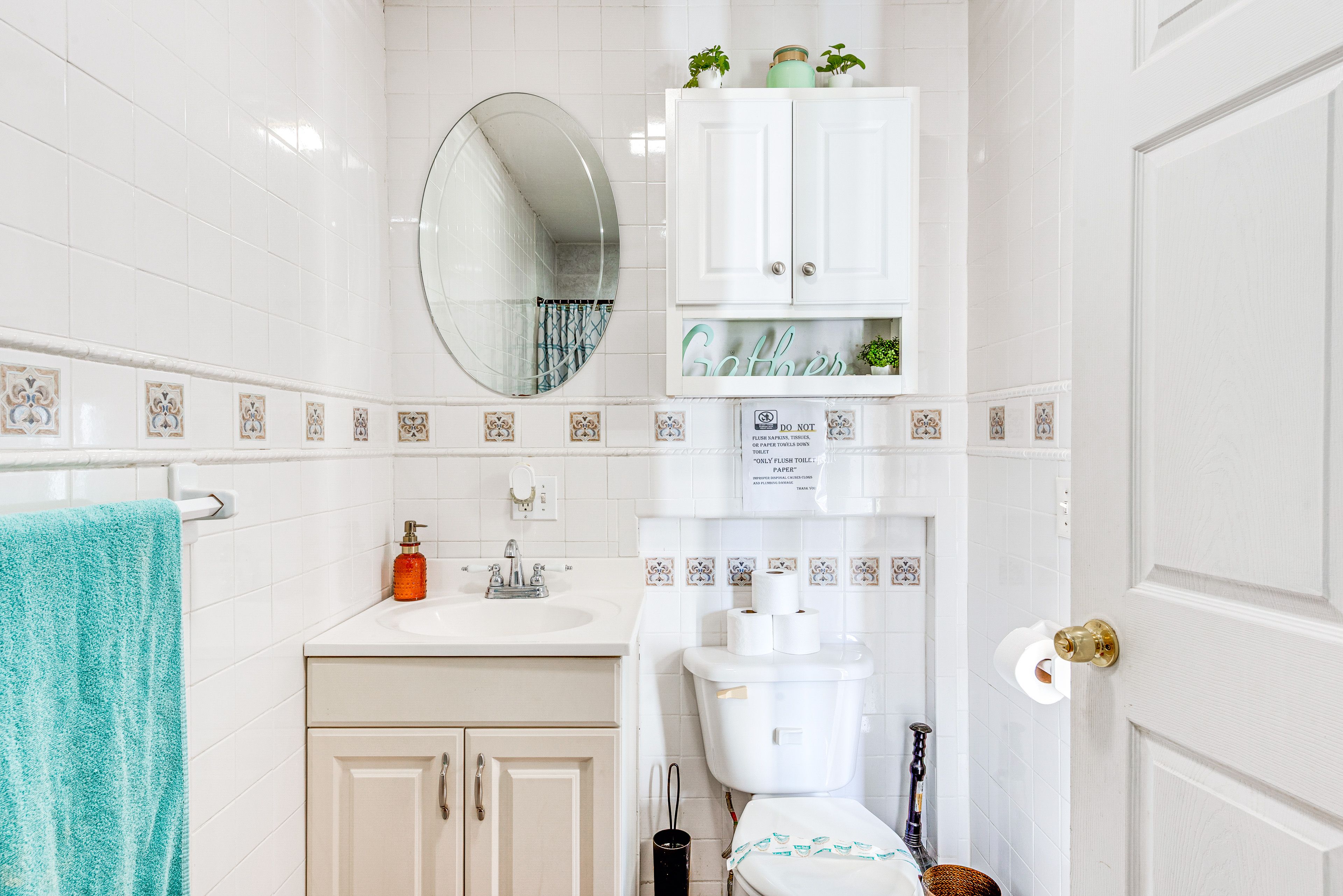 Full Bathroom | 1st Floor | Towels Provided