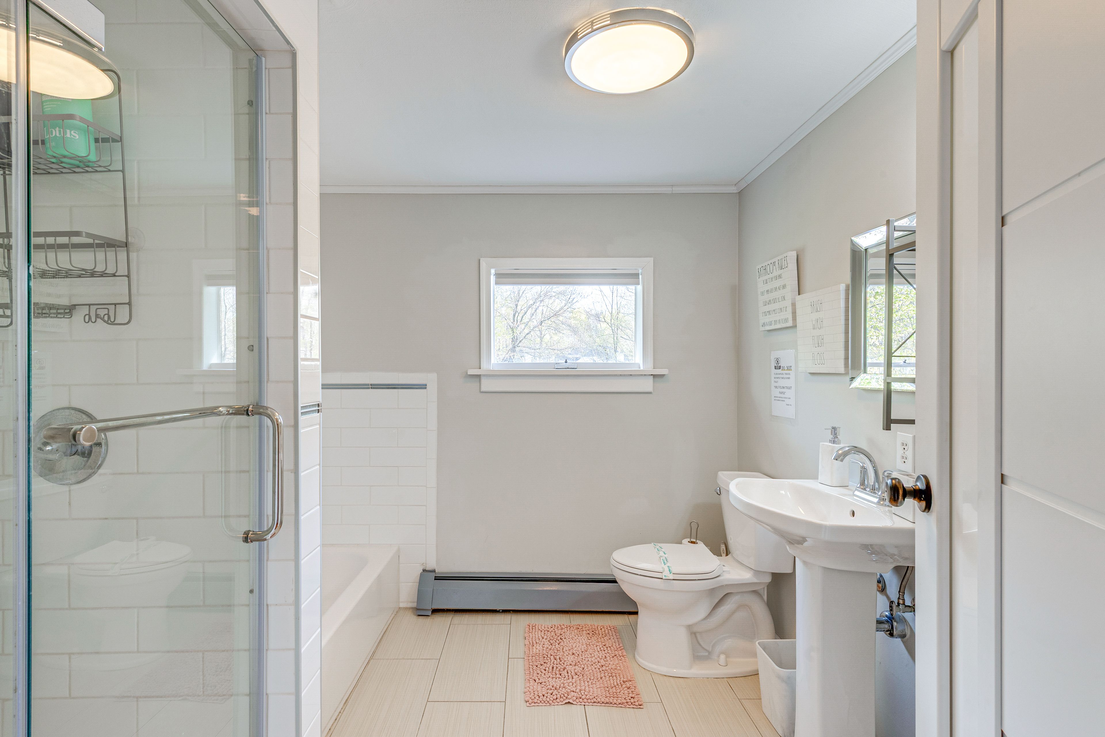 Full Bathroom | 2nd Floor | Towels Provided