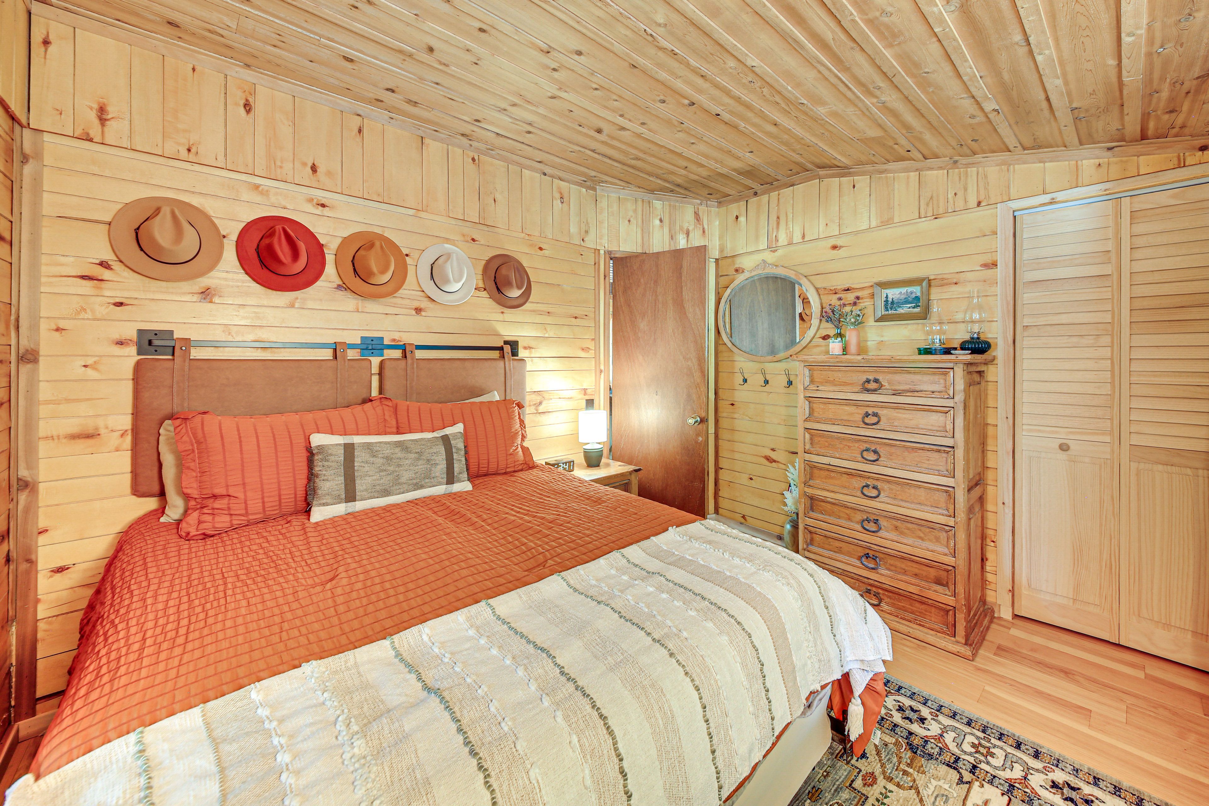 Bedroom 1 | Queen Bed | Linens | 1st Floor