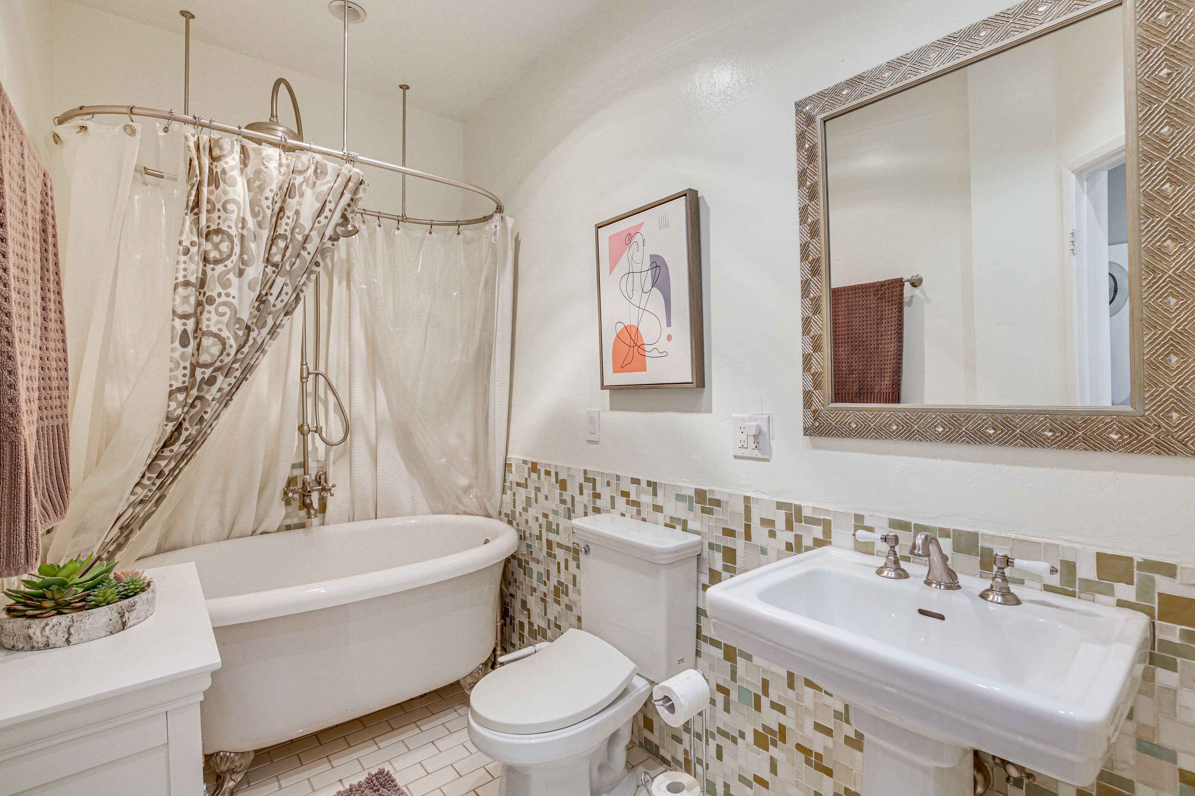 Full Bathroom | 2nd Floor