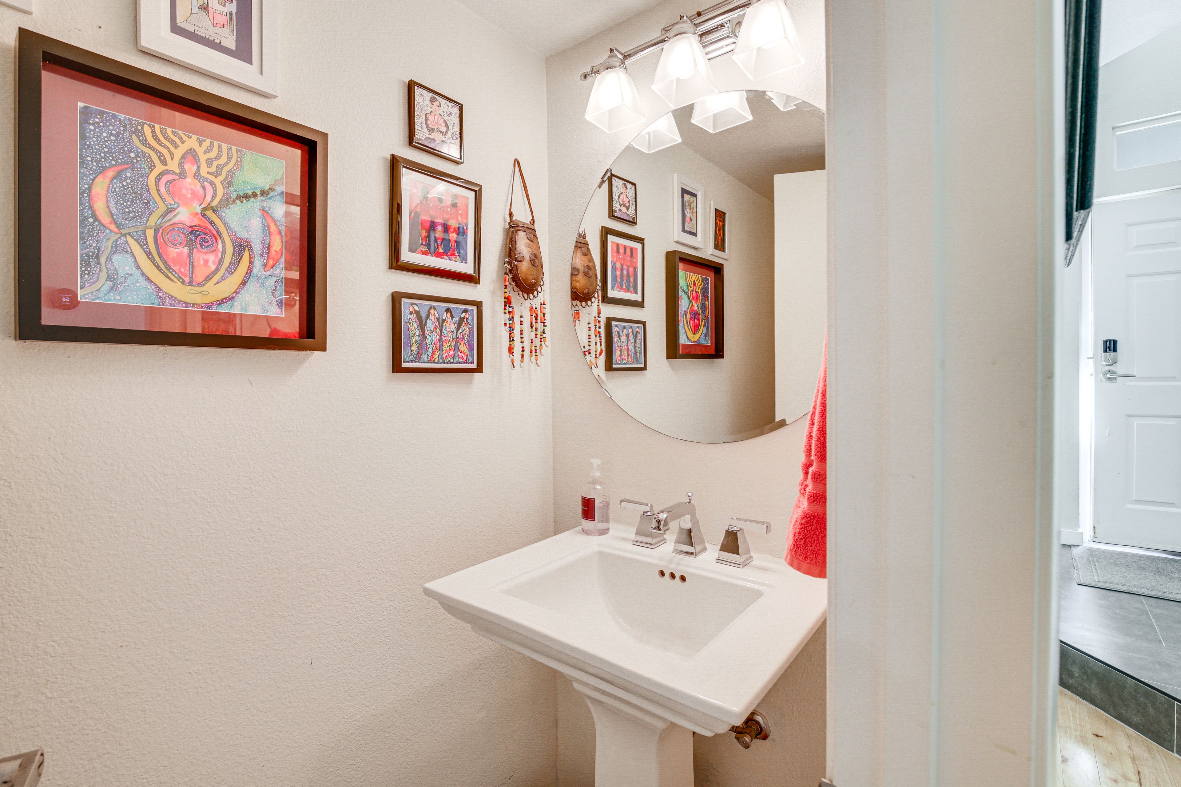 Half Bathroom | 1st Floor | Towels Provided