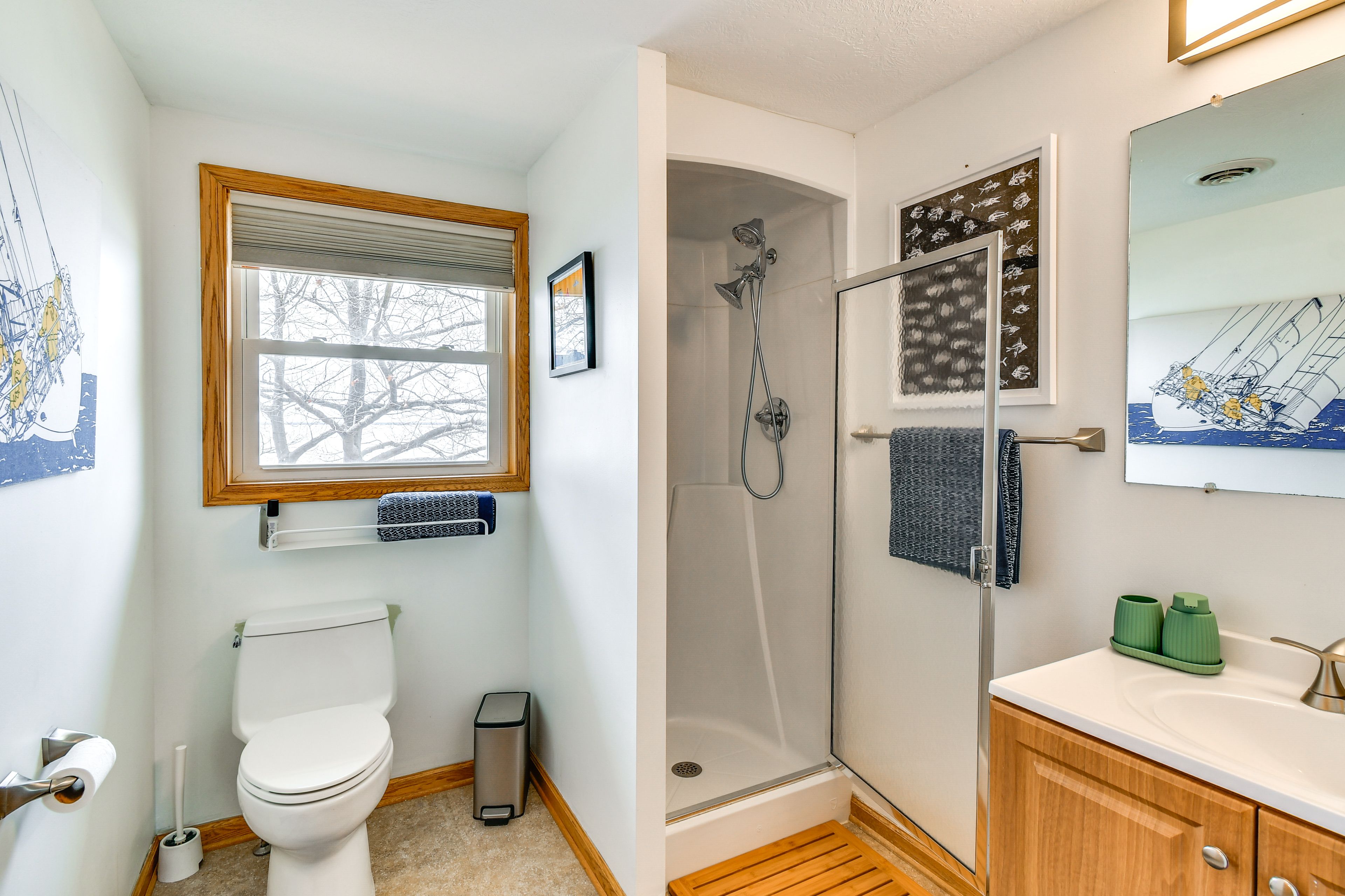 Full Bathroom | Towels Provided | Main Floor