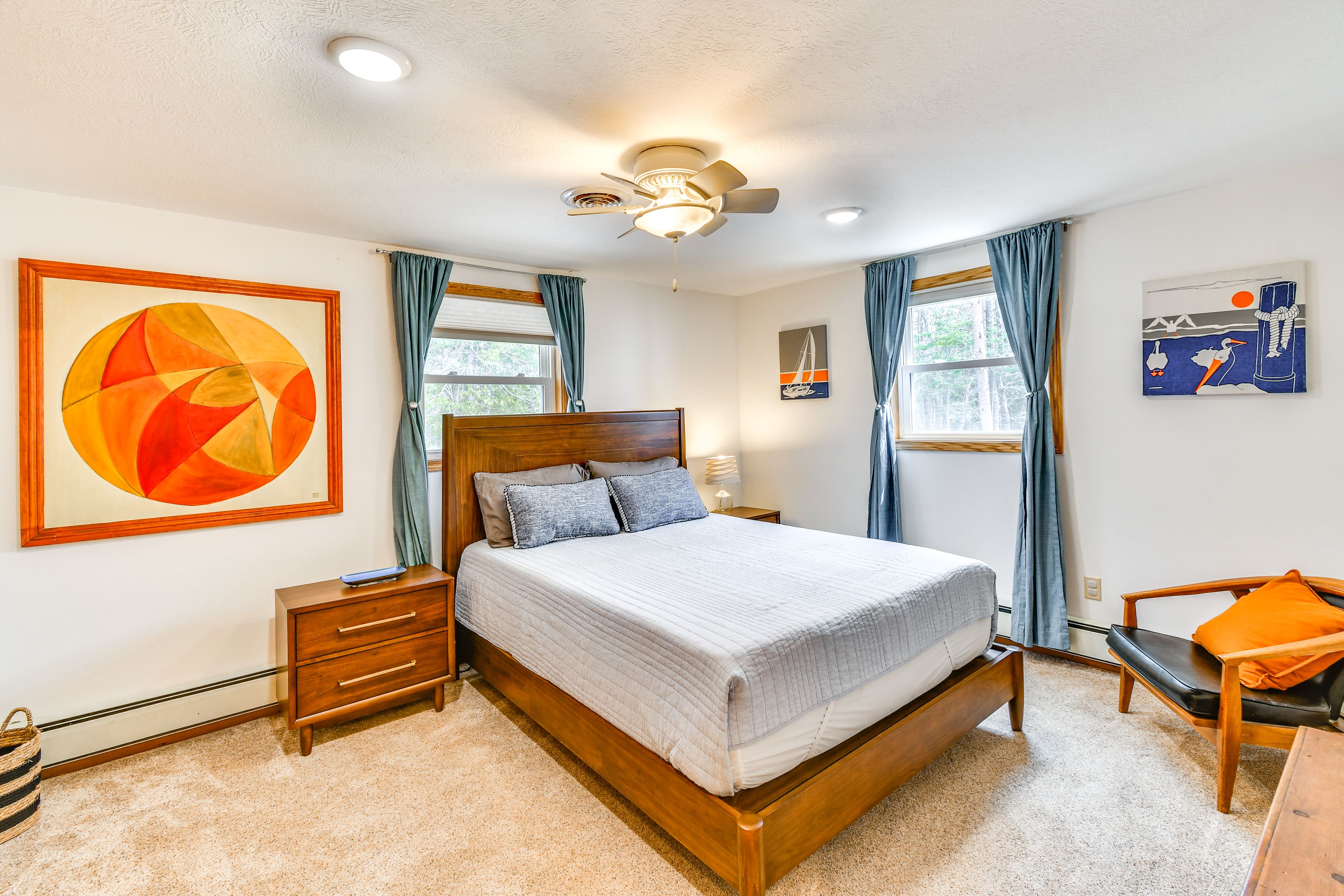 Bedroom 1 | Queen Bed | Smart TV | Main Floor