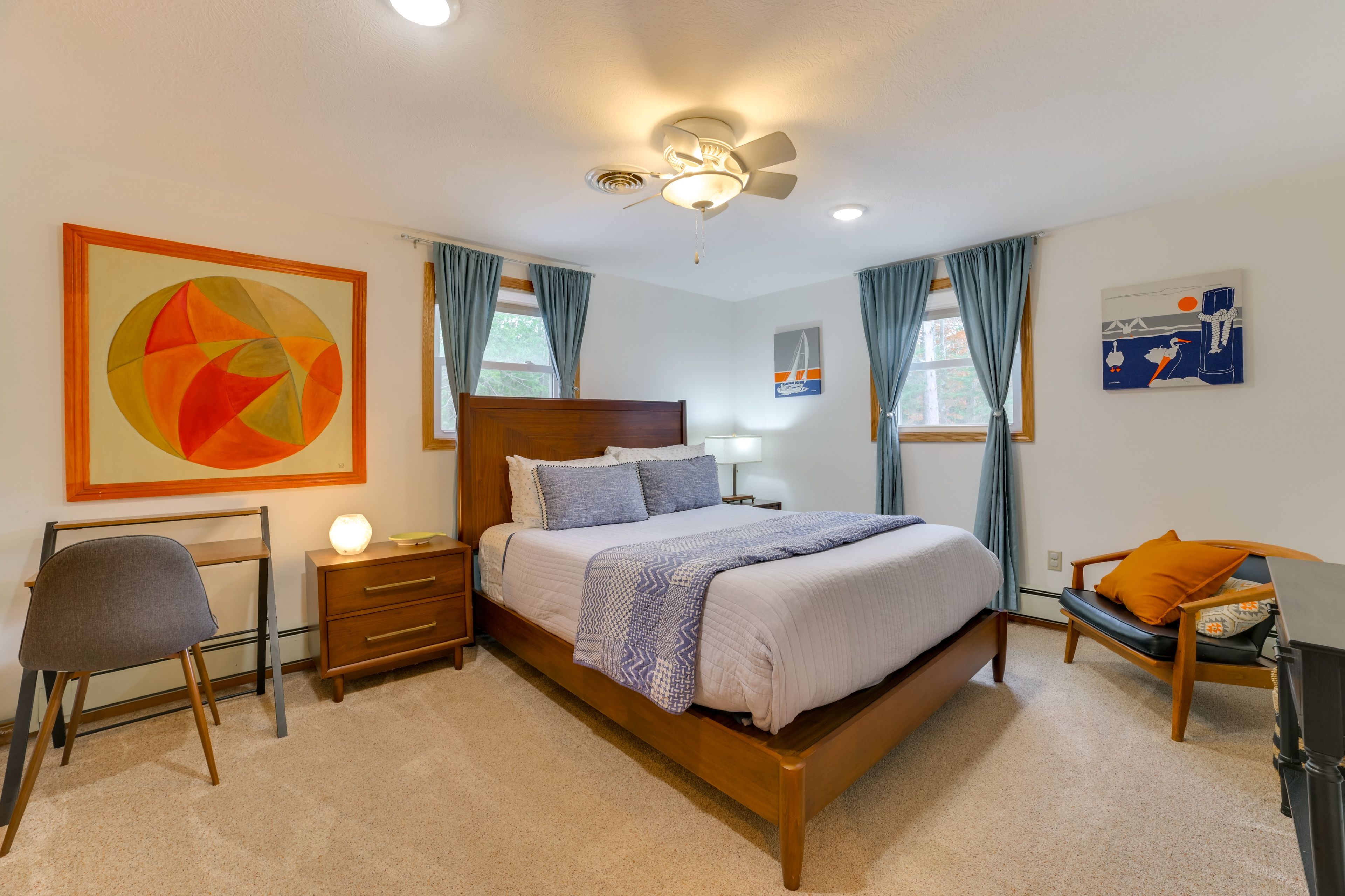 Bedroom 1 | Queen Bed | Smart TV | Main Floor