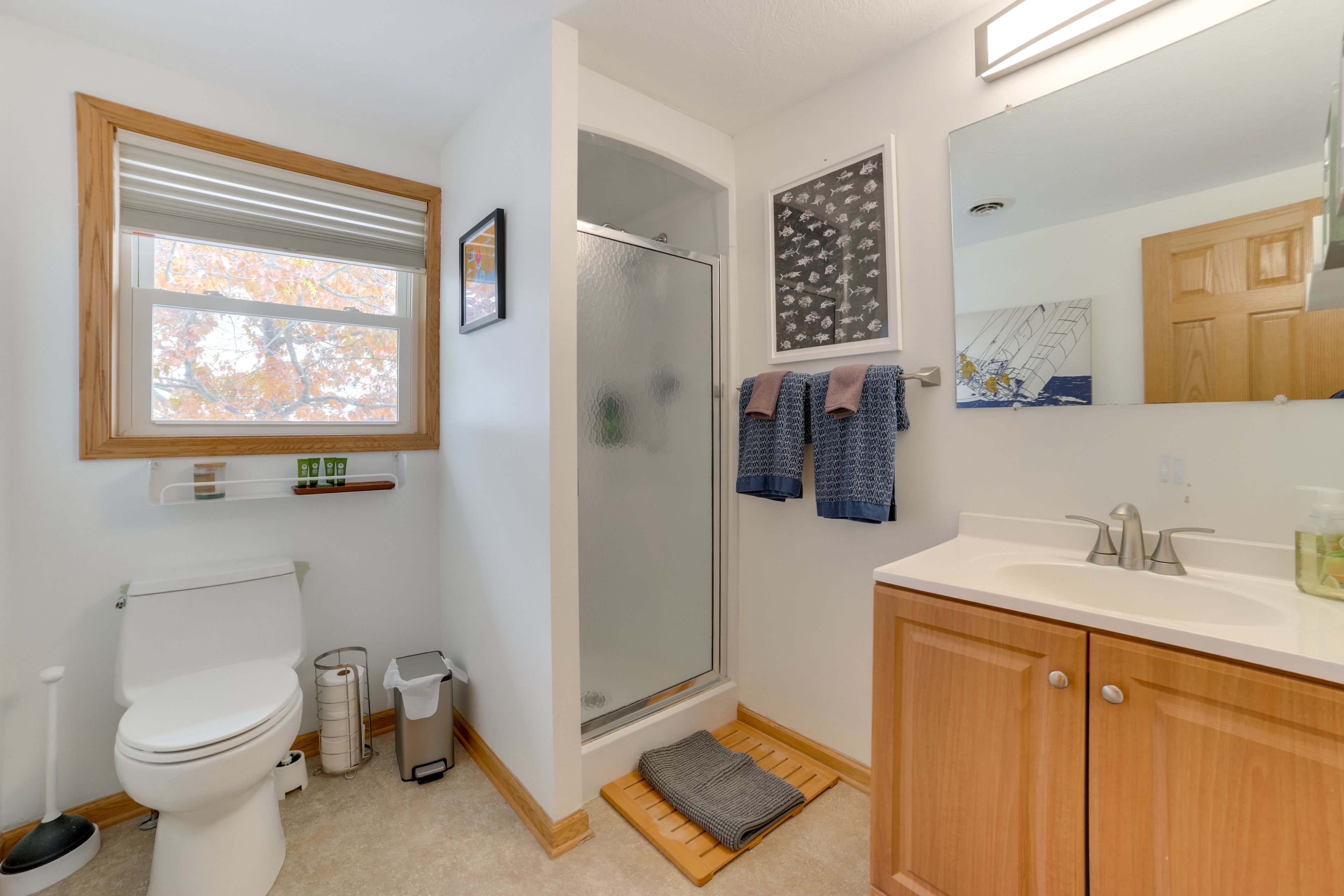 Full Bathroom | Towels Provided | Main Floor