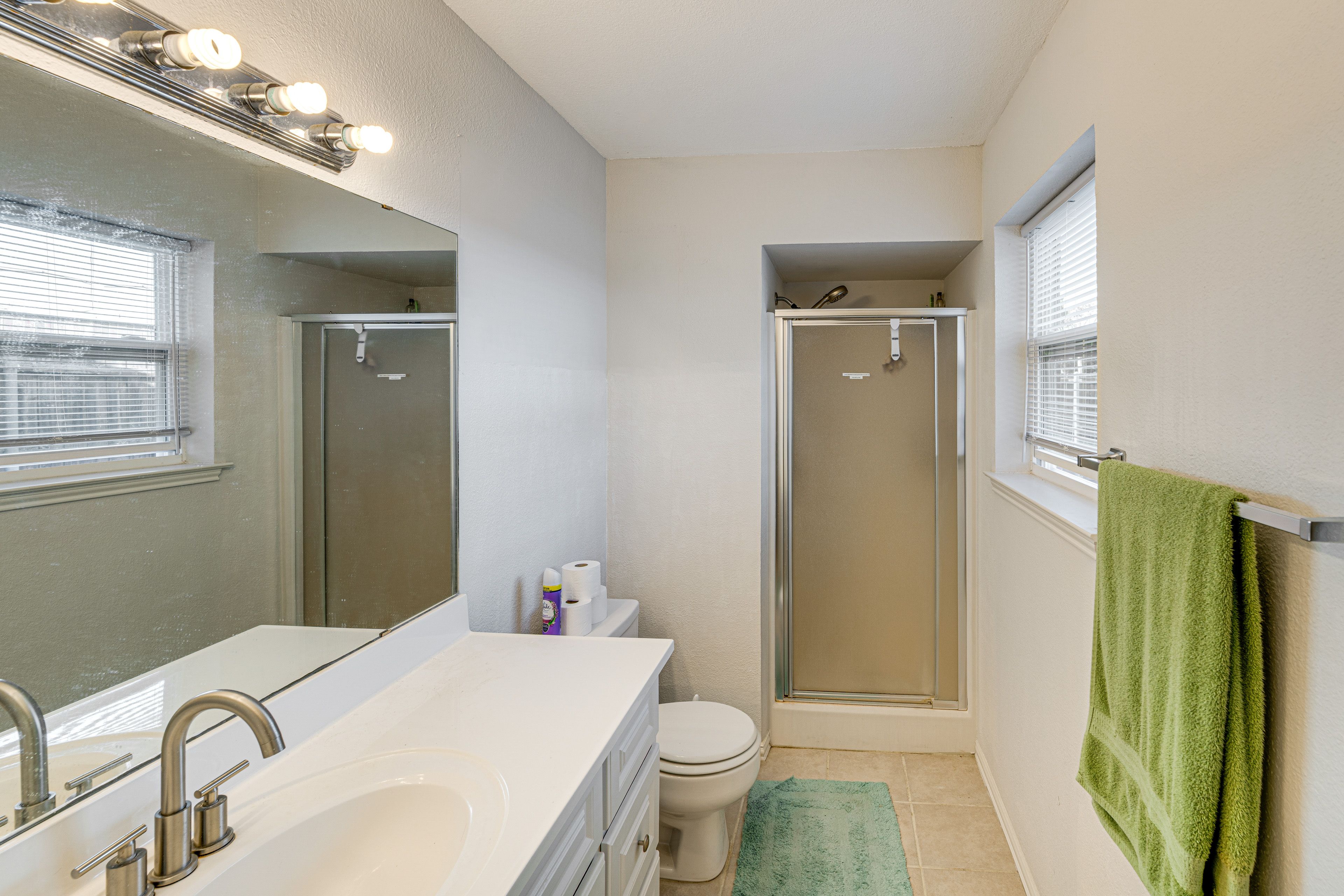 Full Bathroom | Complimentary Toiletries | Towels Provided