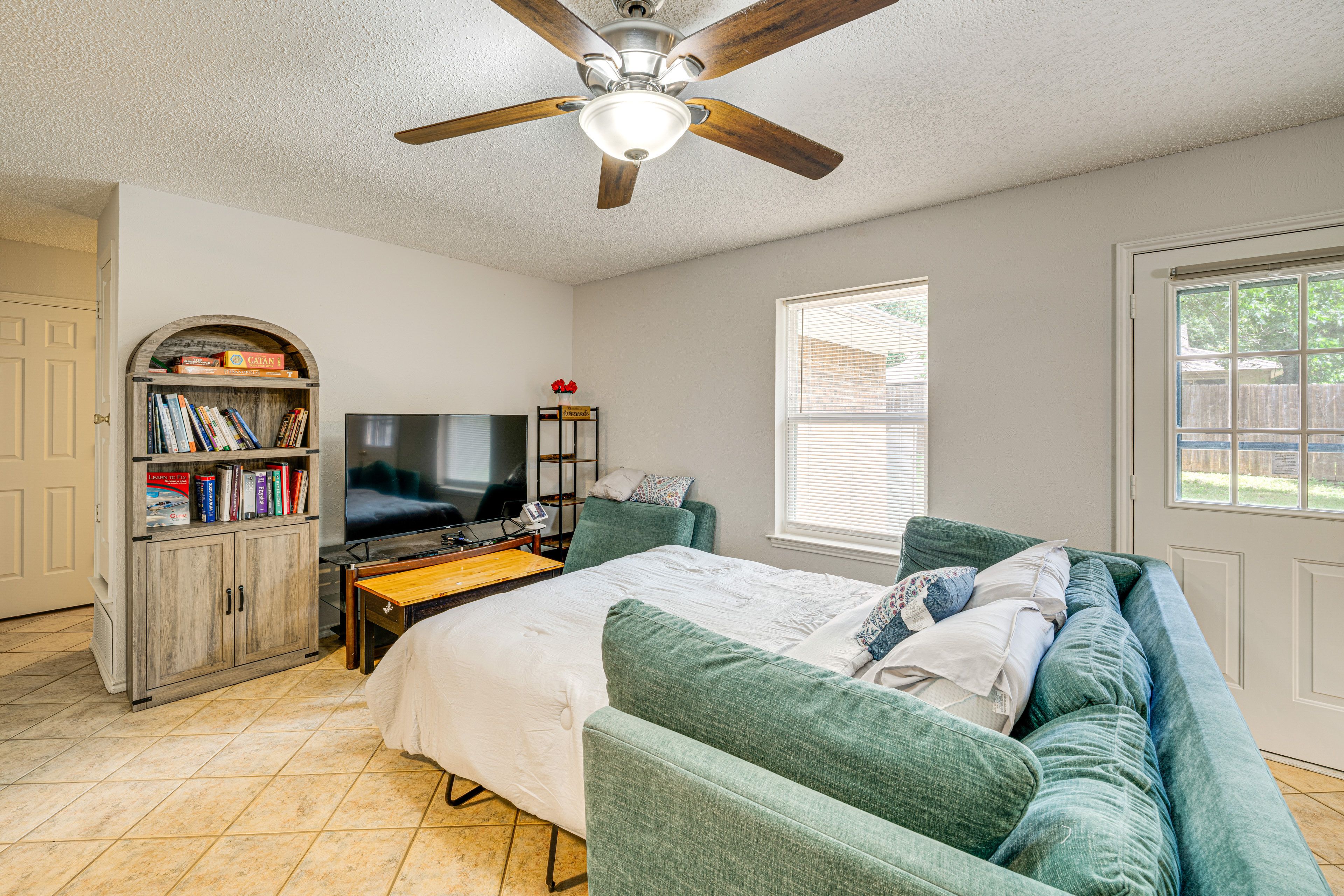 Living Room | Full Sleeper Sofa | Smart TV | Central Heating & A/C | Free WiFi