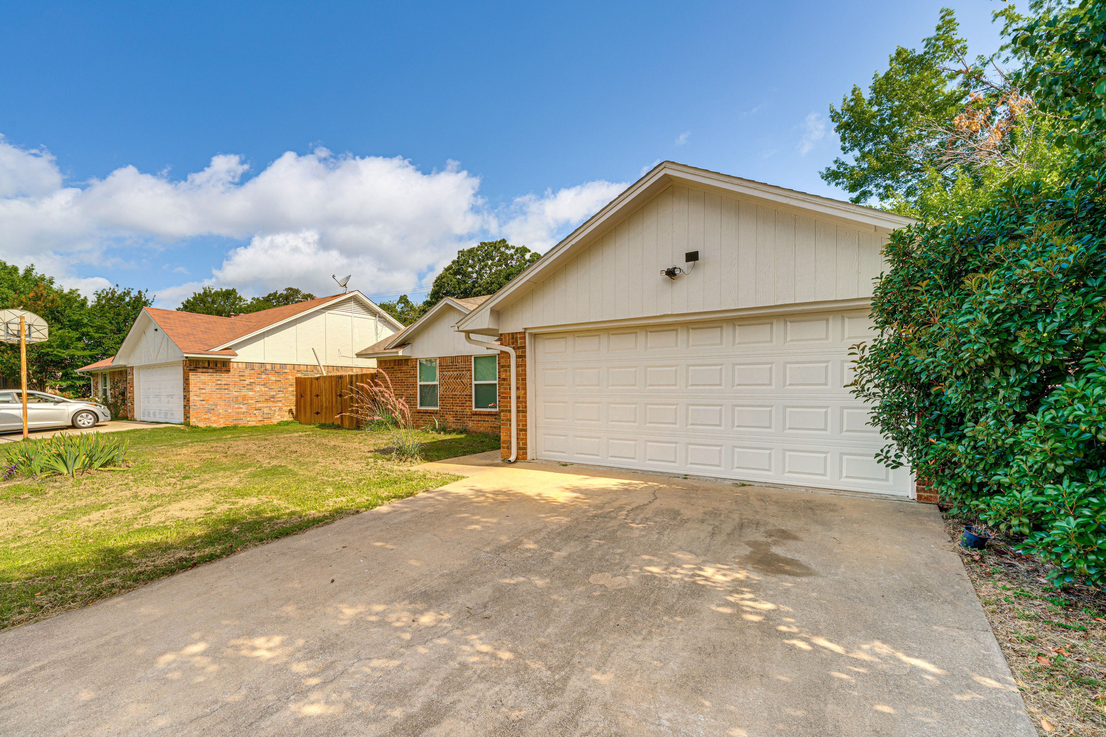 Parking | Driveway (2 Vehicles)