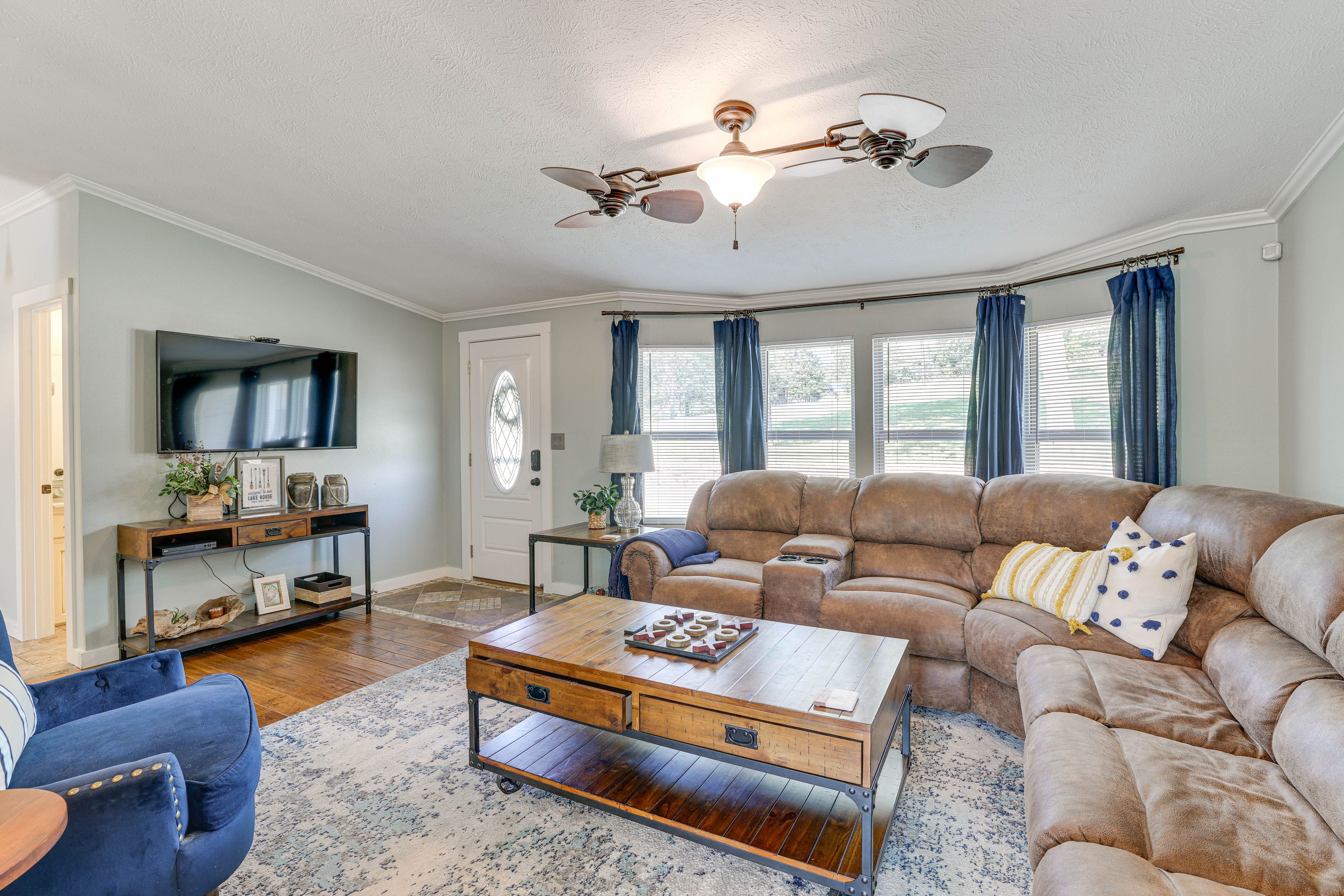 Living Room | Smart TV | Free WiFi | Central A/C | Queen Sleeper Sofa