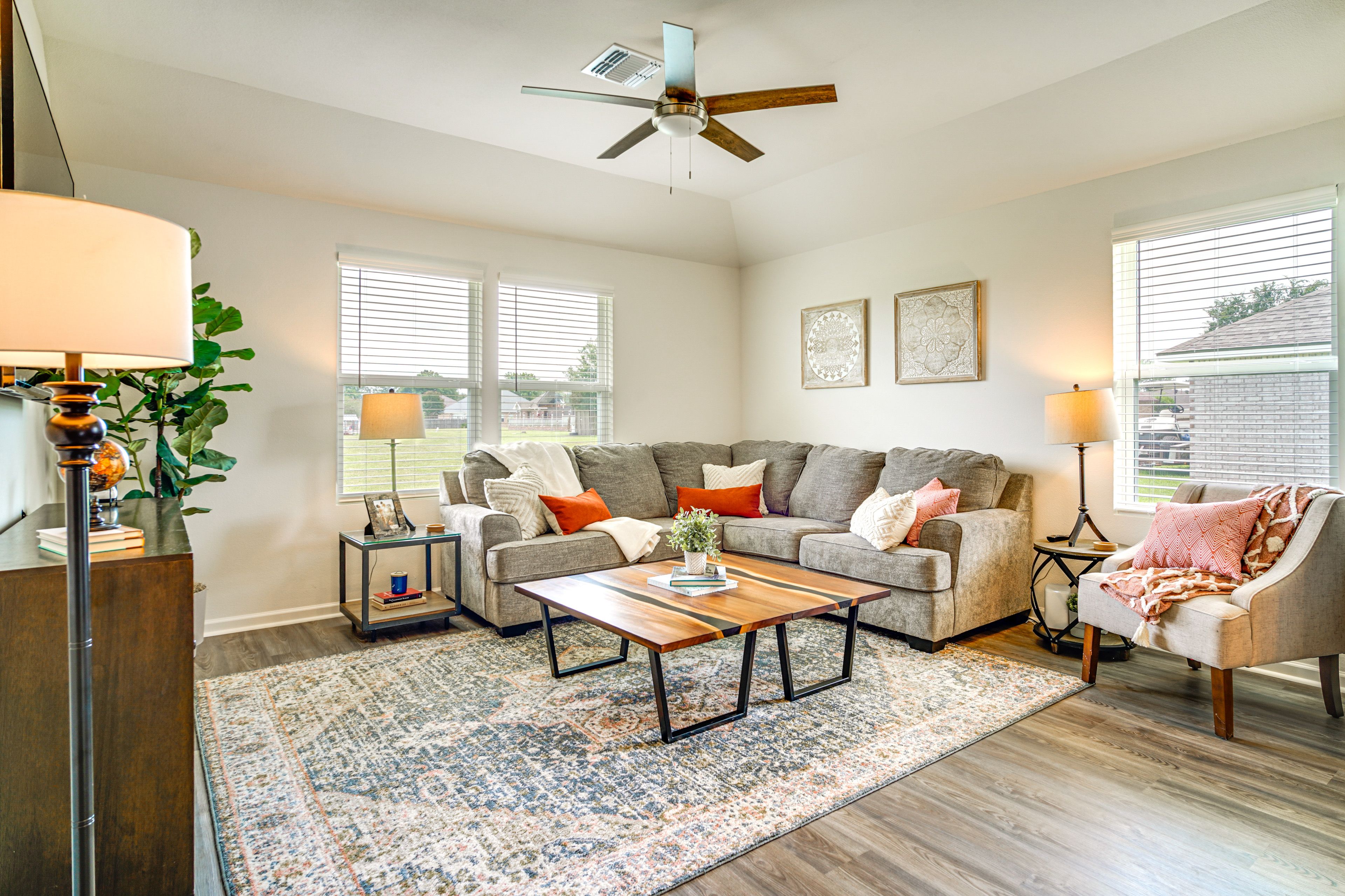 Living Room | Free WiFi | Central Heating & A/C | Smart TV