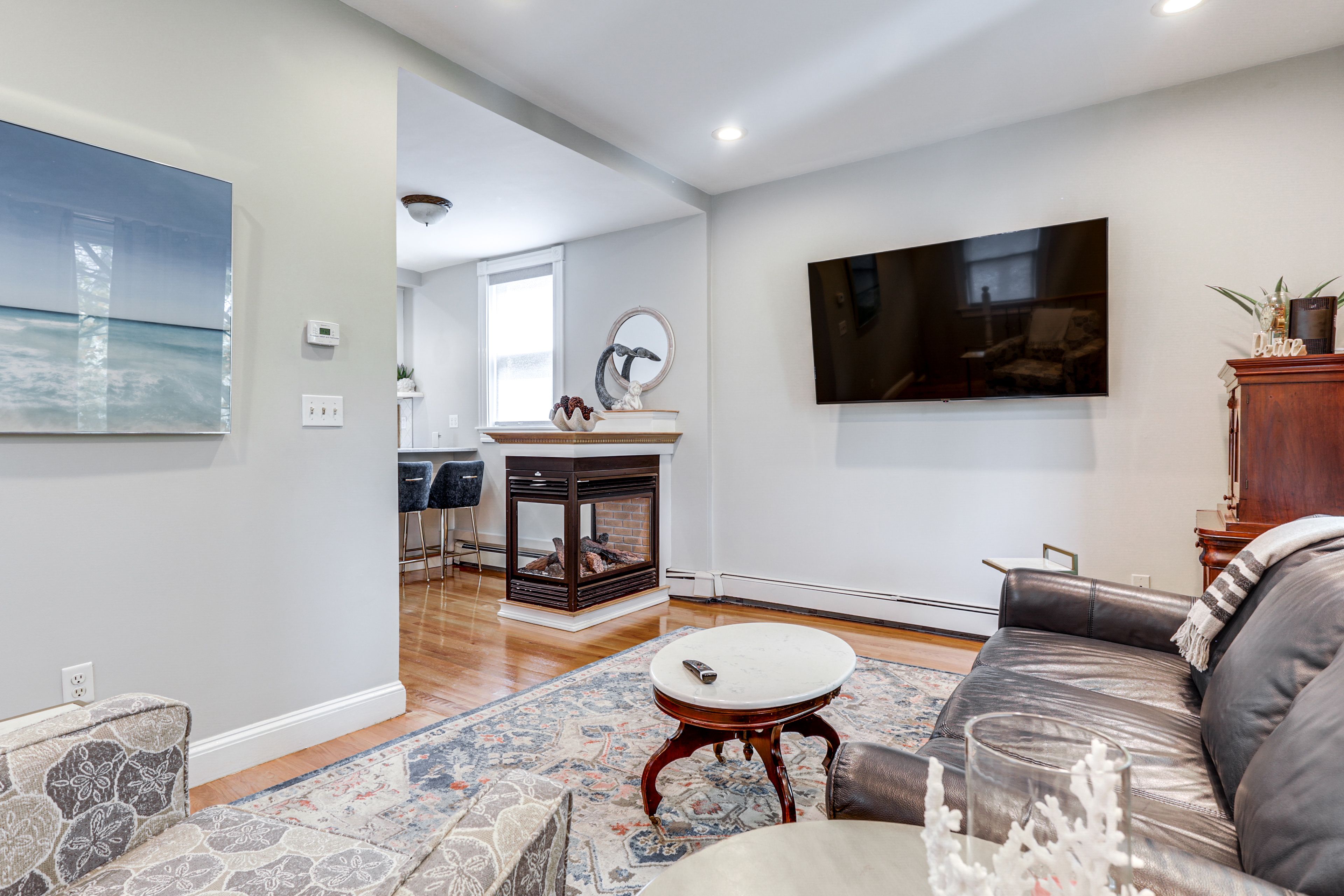 Living Room | Free WiFi | Smart TV | Main Floor