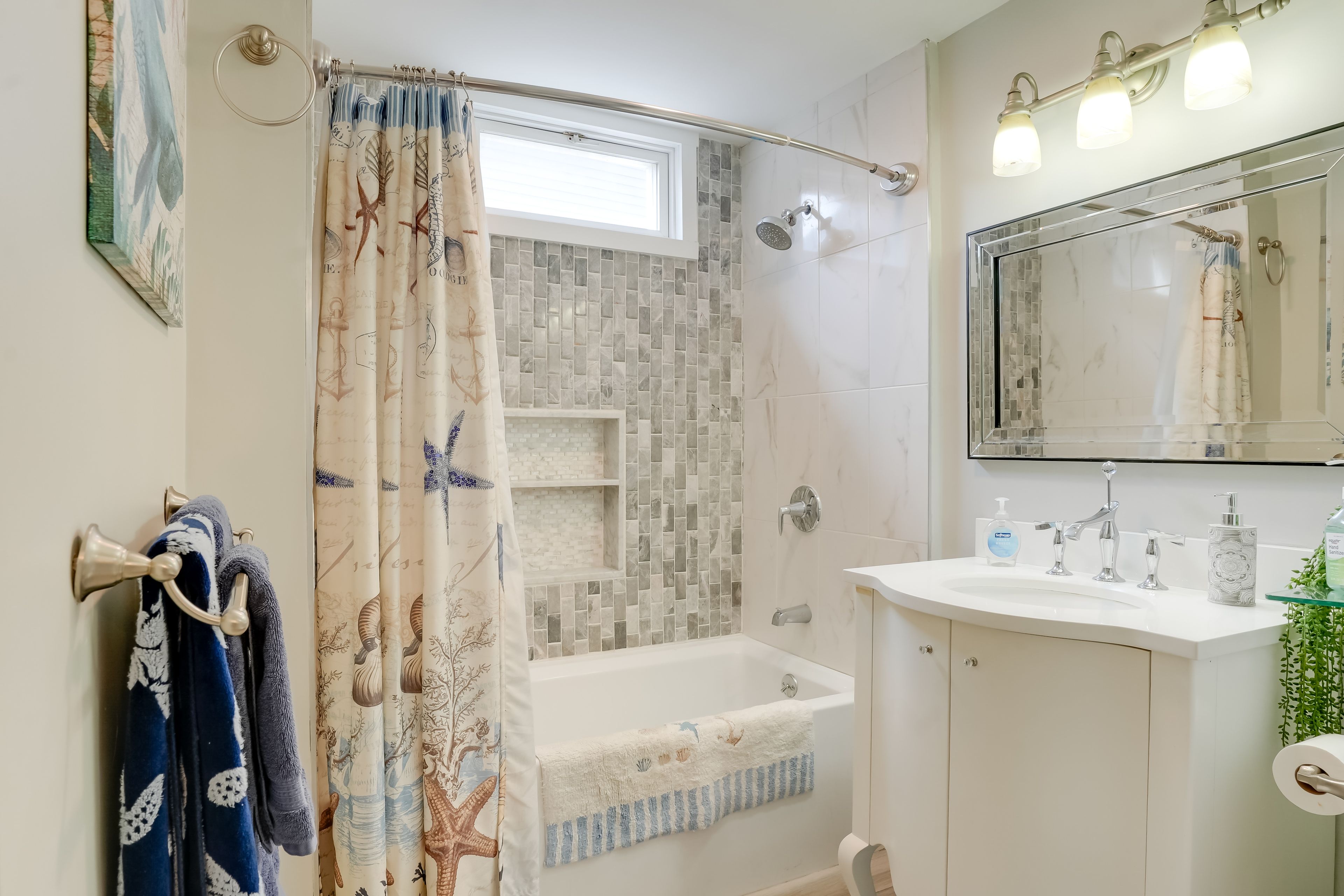 Bathroom | Towels Provided | Main Floor