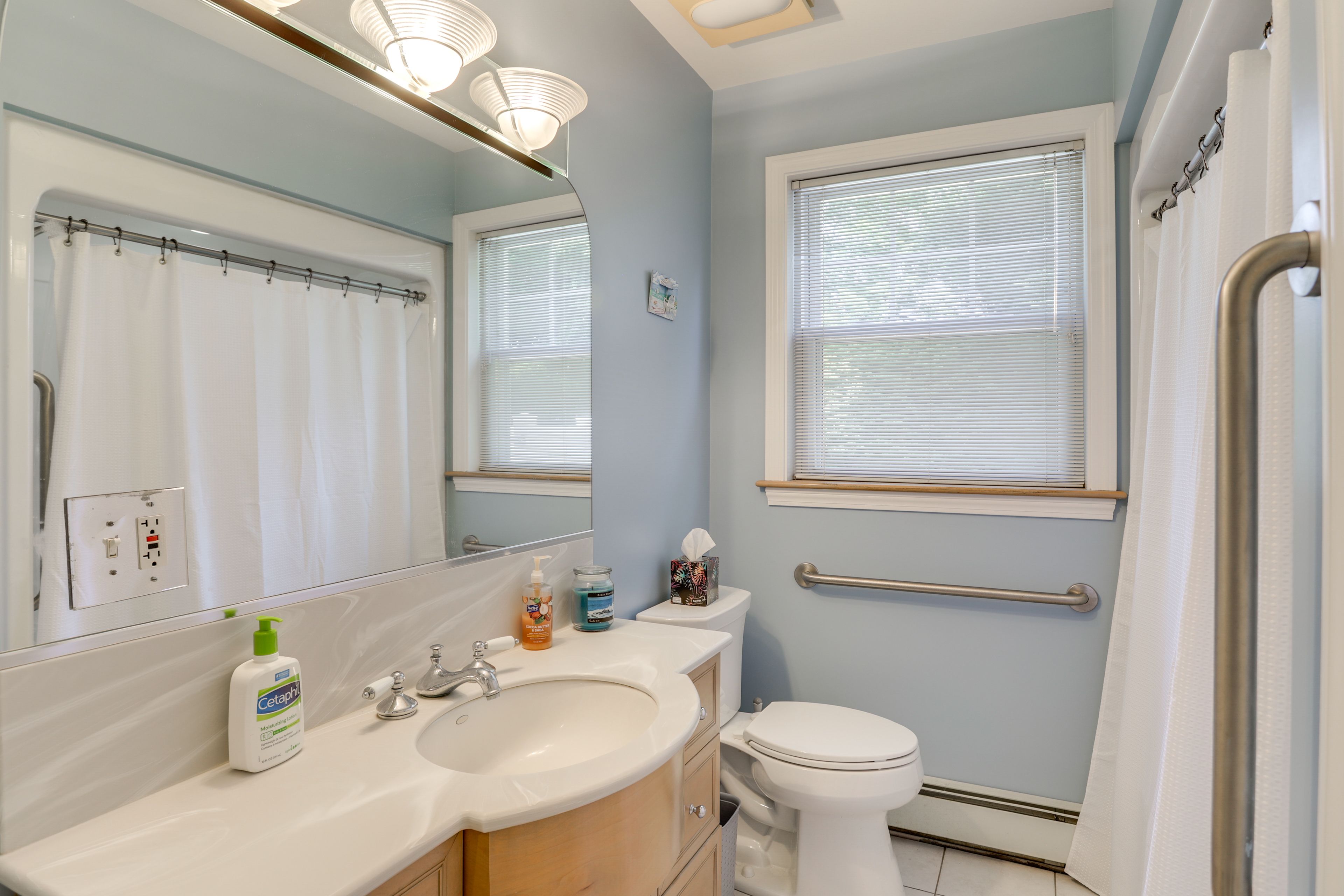 Full Bathroom | 1st Floor | Grab Rails