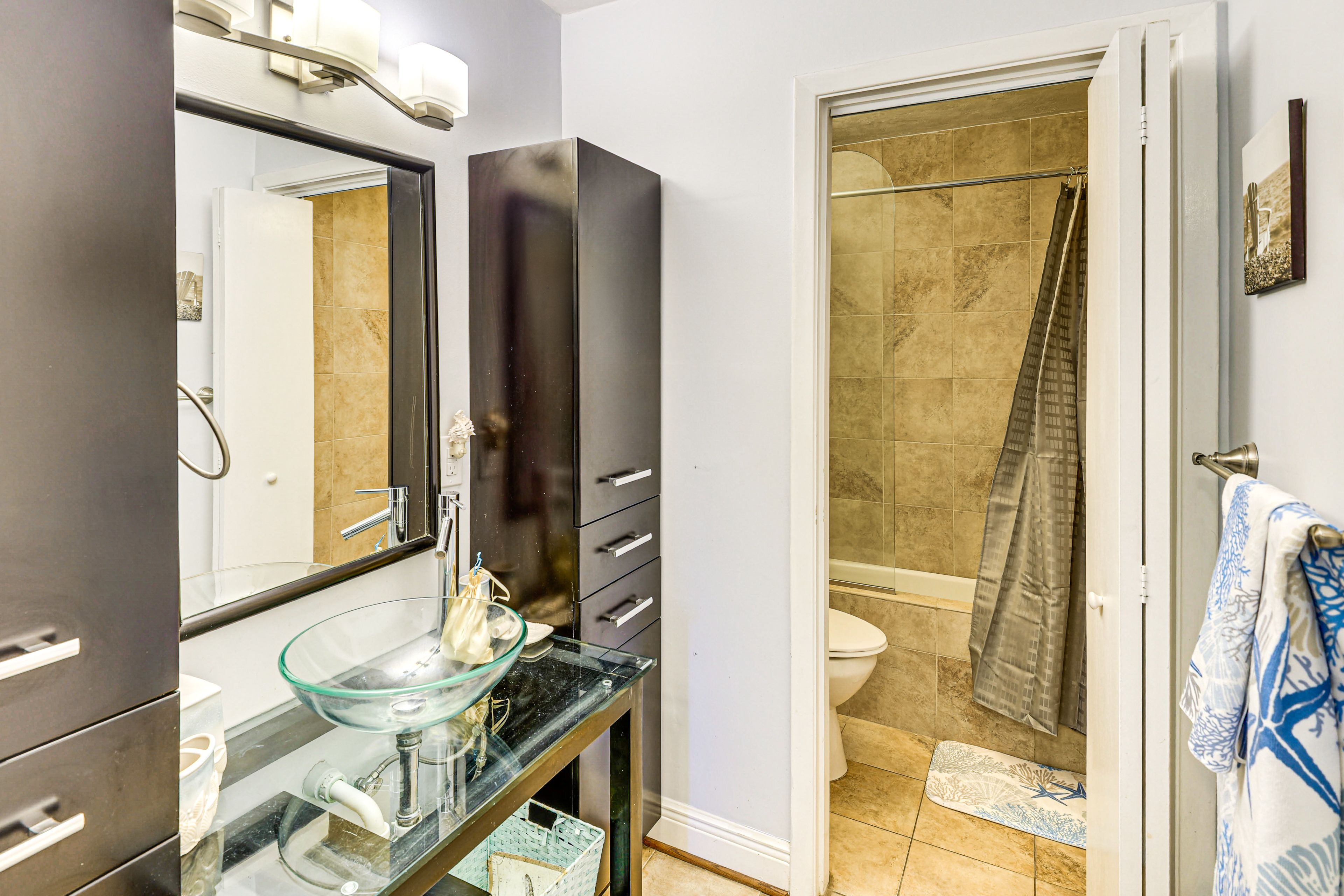 Full Bathroom | Towels Provided