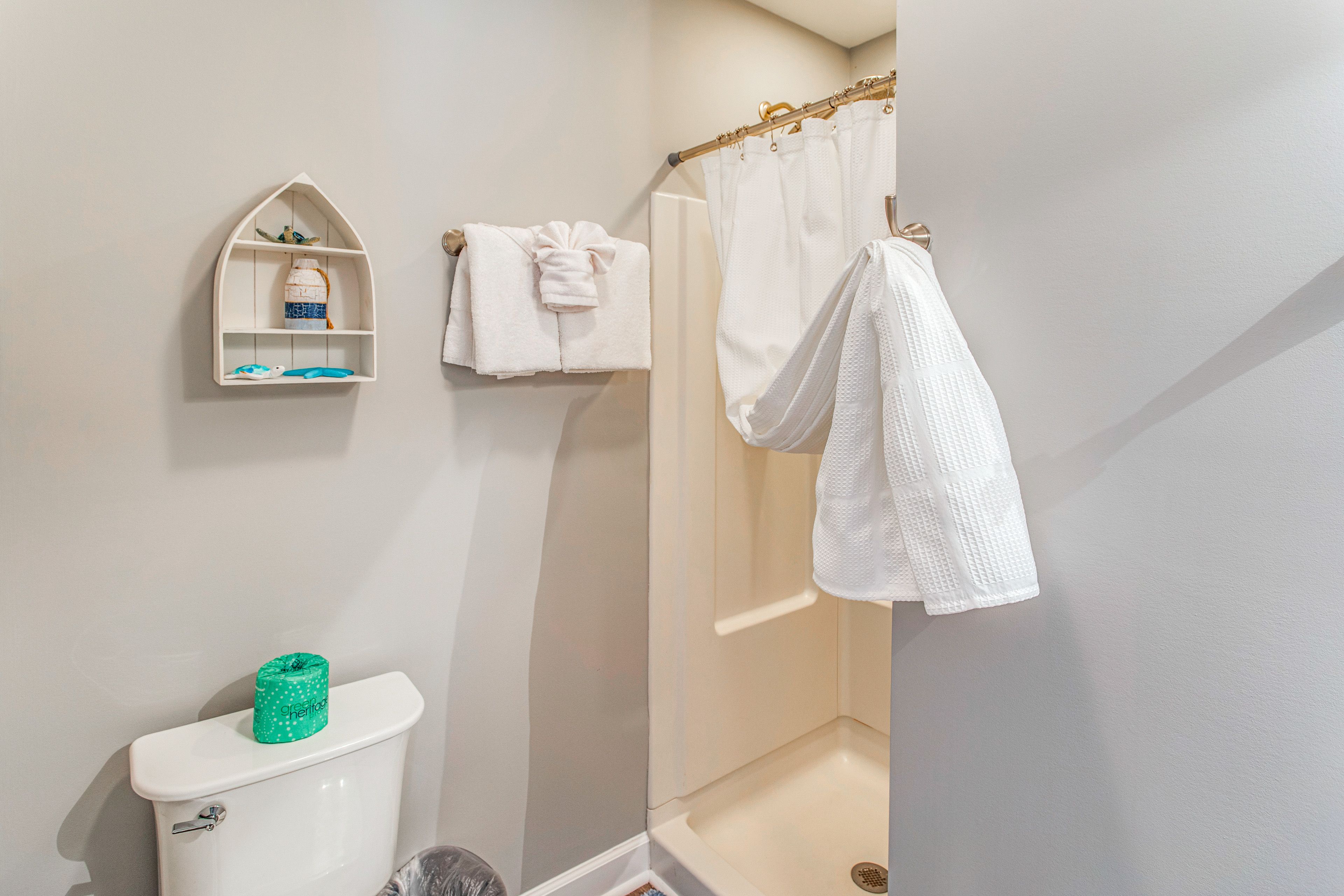 Full Bathroom | Complimentary Toiletries | Hair Dryer
