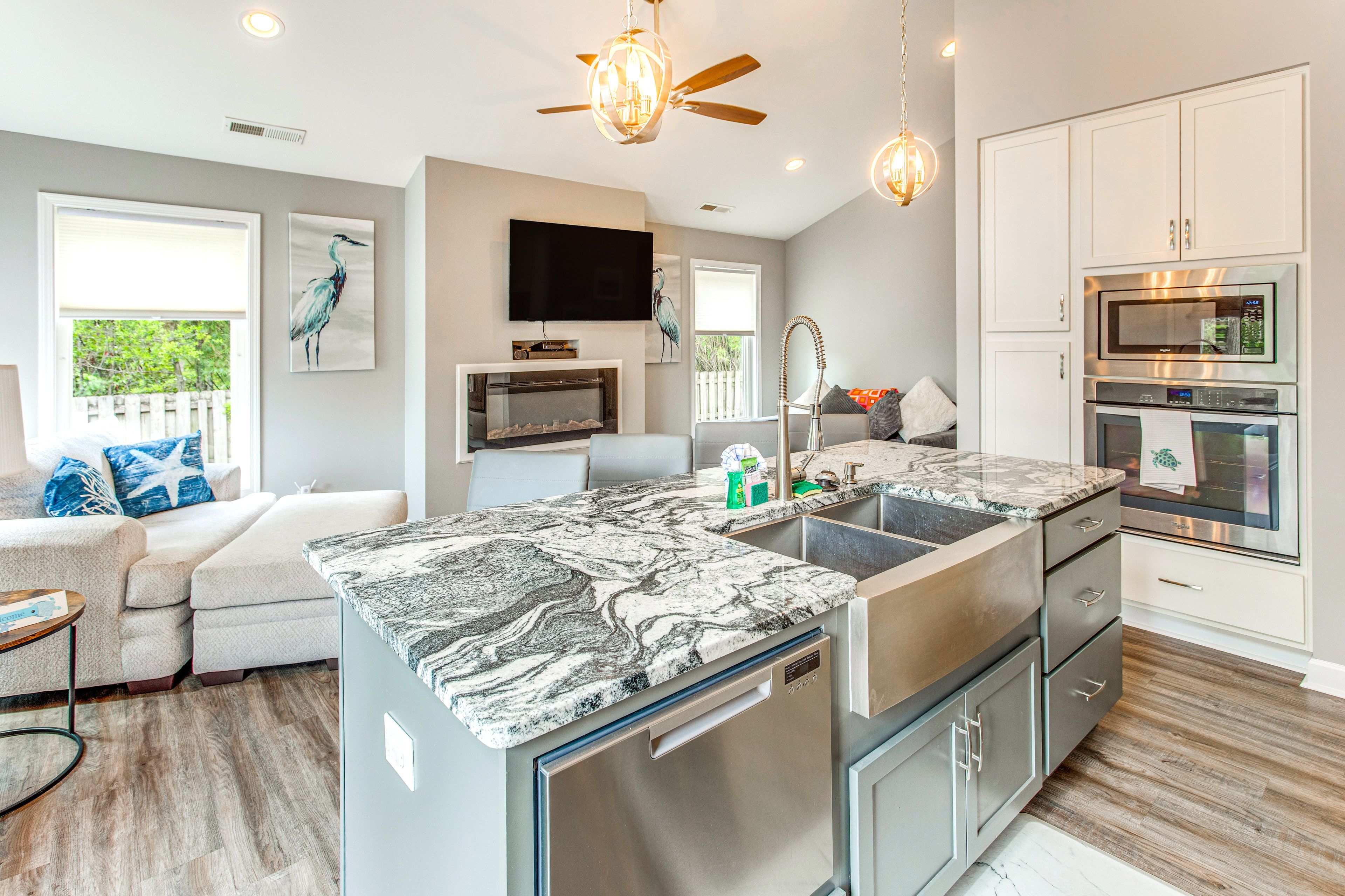 Living Room | Kitchen Island | Smart TV | Free WiFi | Electric Fireplace
