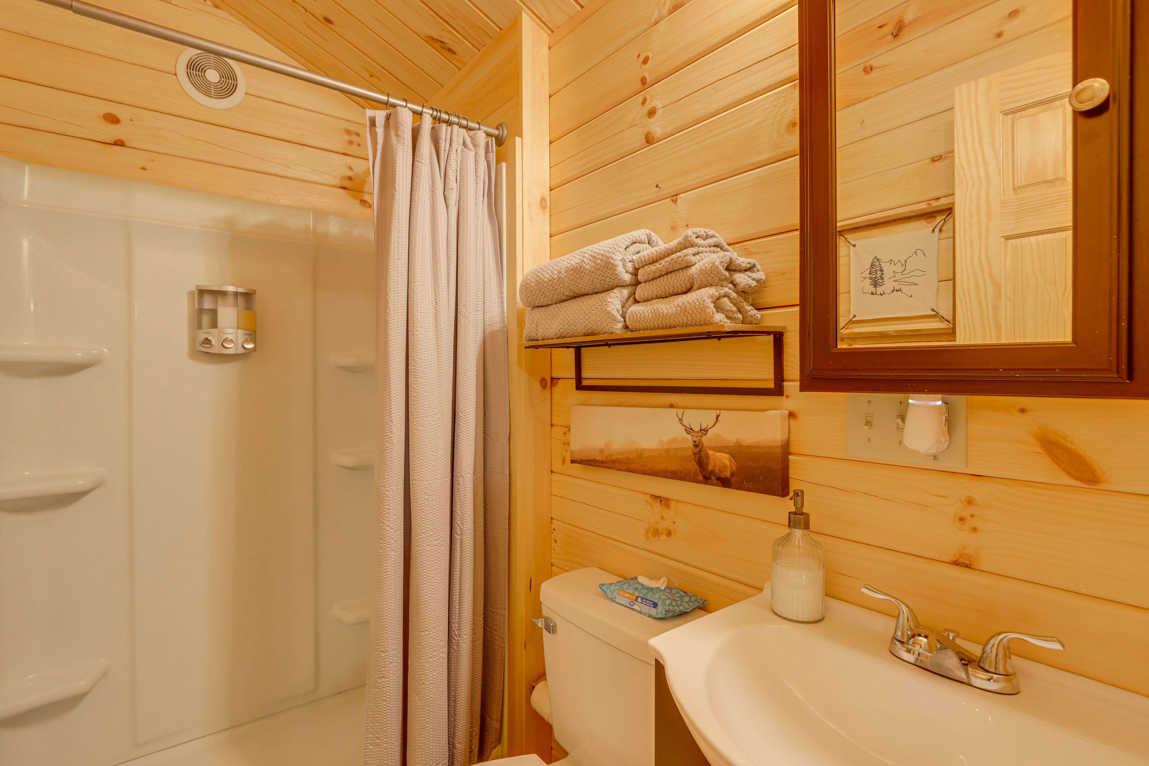 Full Bathroom | Towels Provided