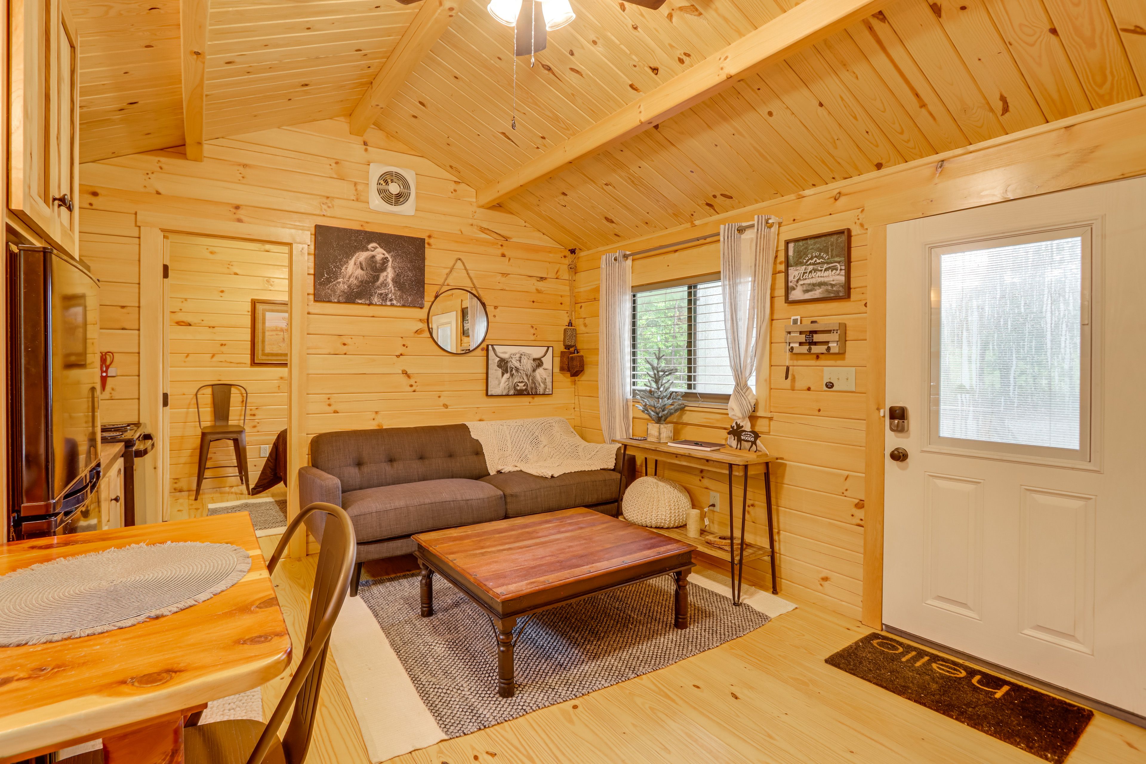 Living Room | Free WiFi | Smart TV