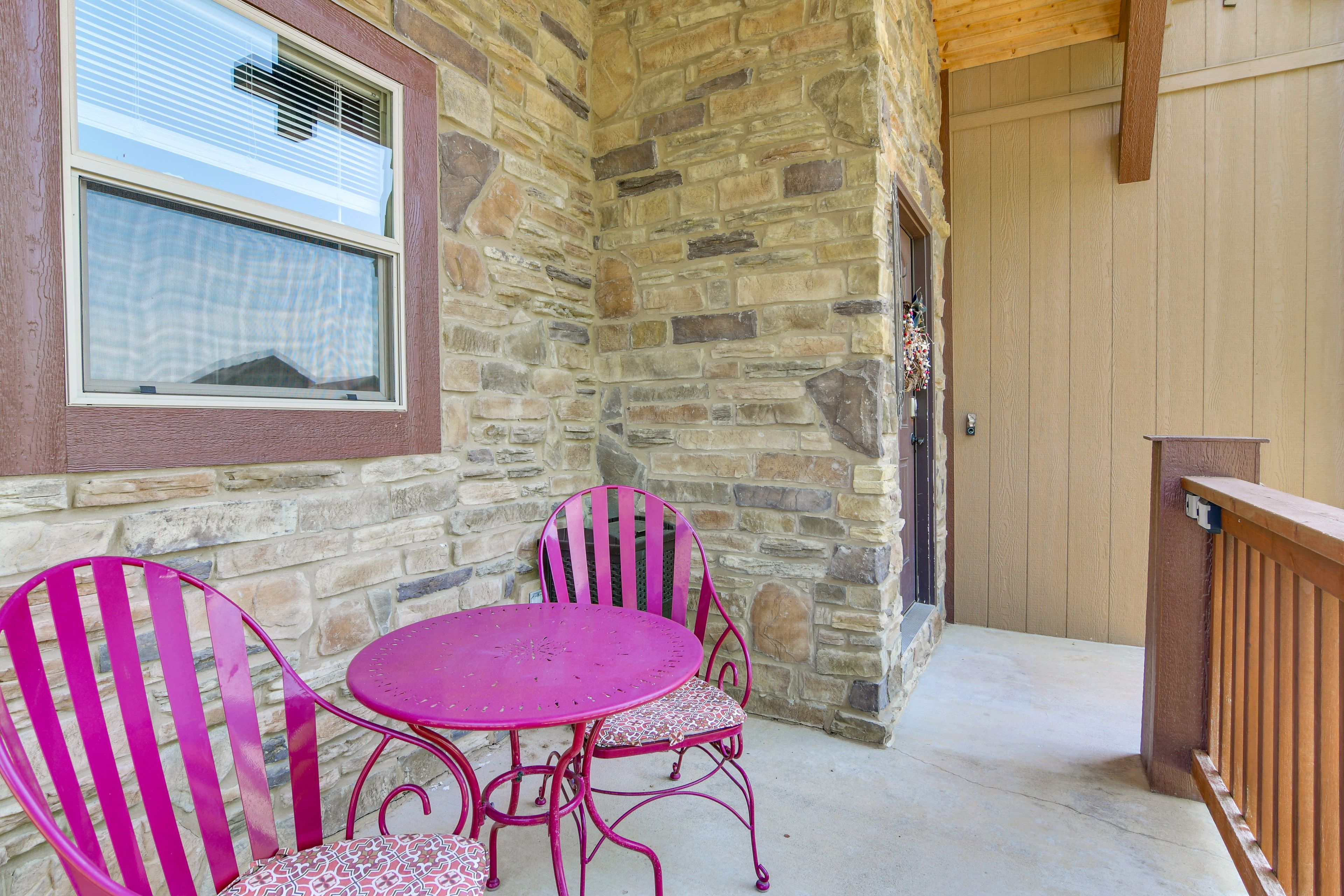 Front Porch | Dining Area