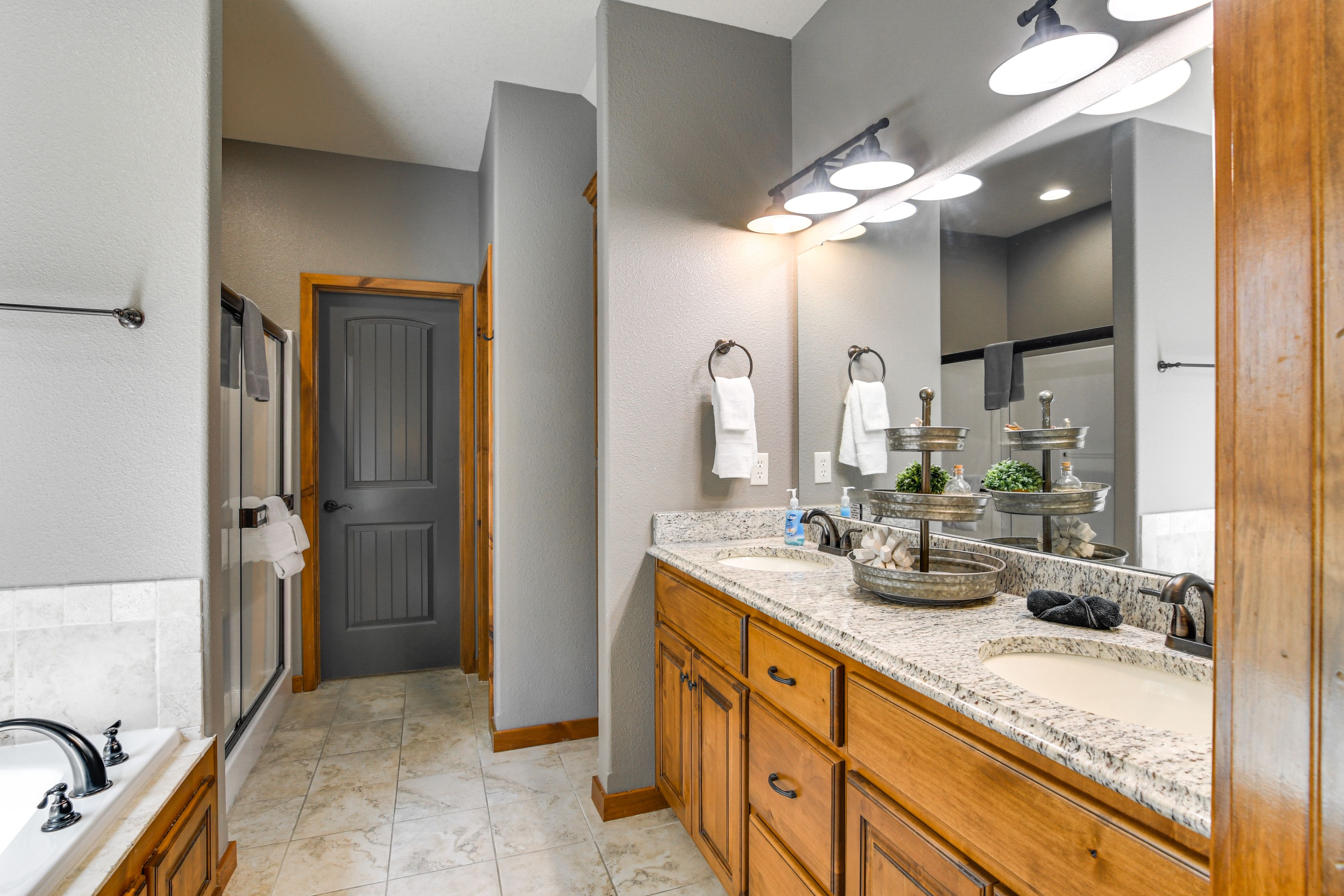 En-Suite Bathroom | Main Level | Towels Provided