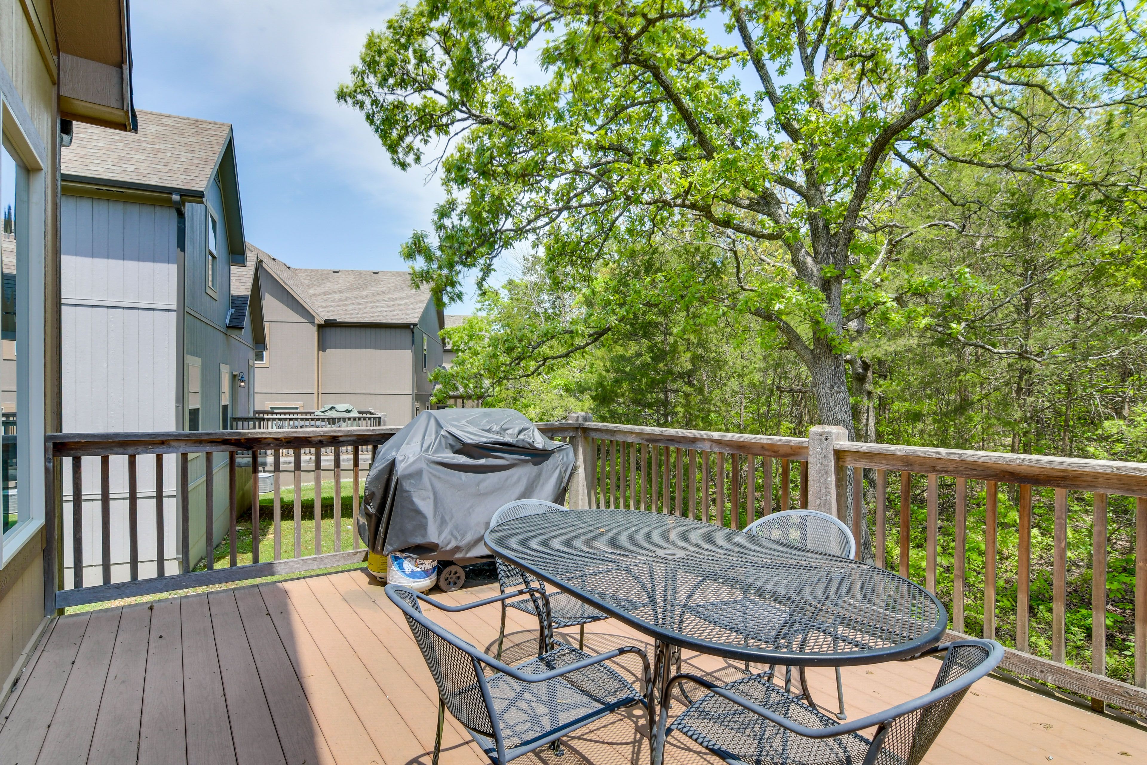 Deck | Dining Area | Gas Grill
