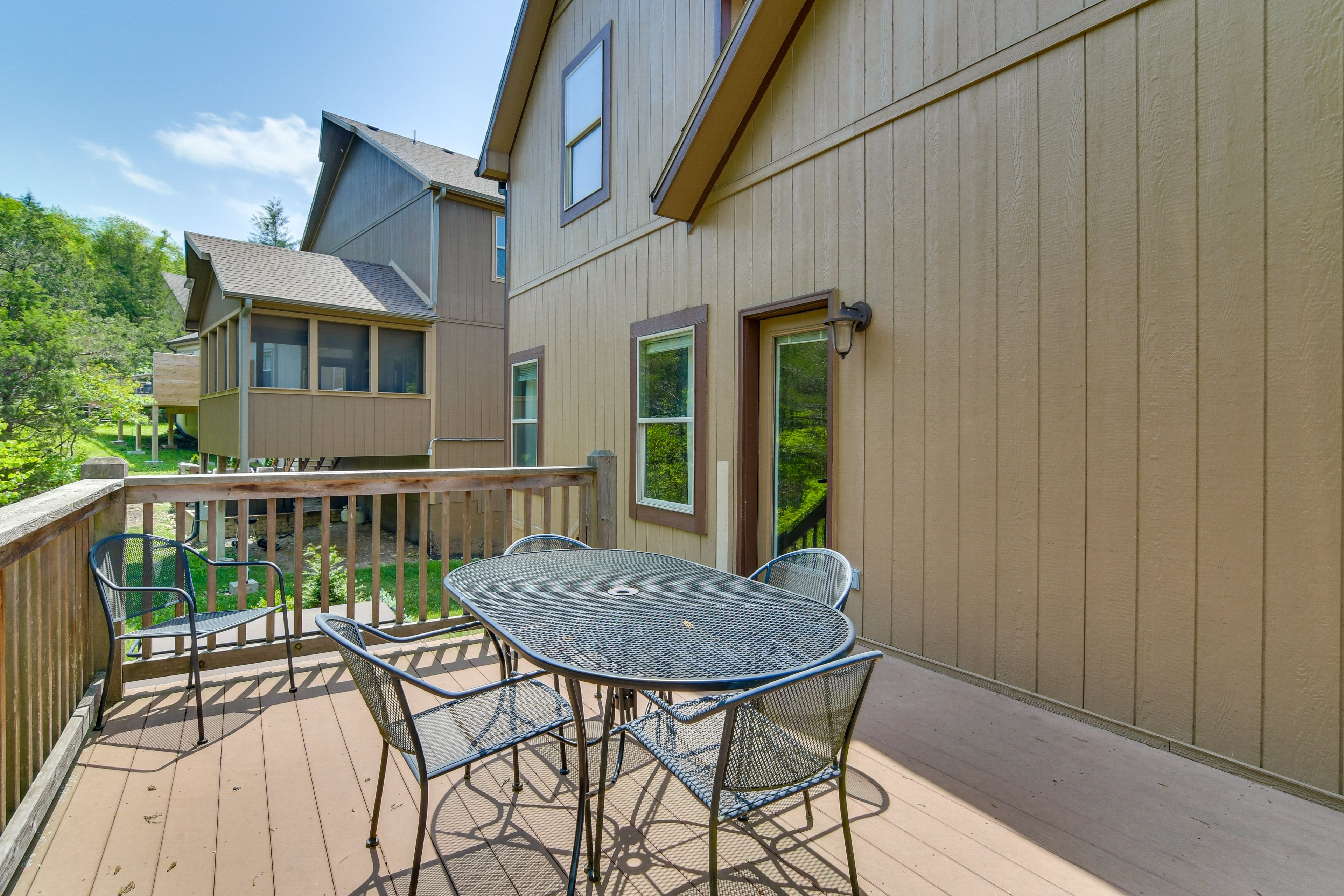 Deck | Dining Area | Gas Grill