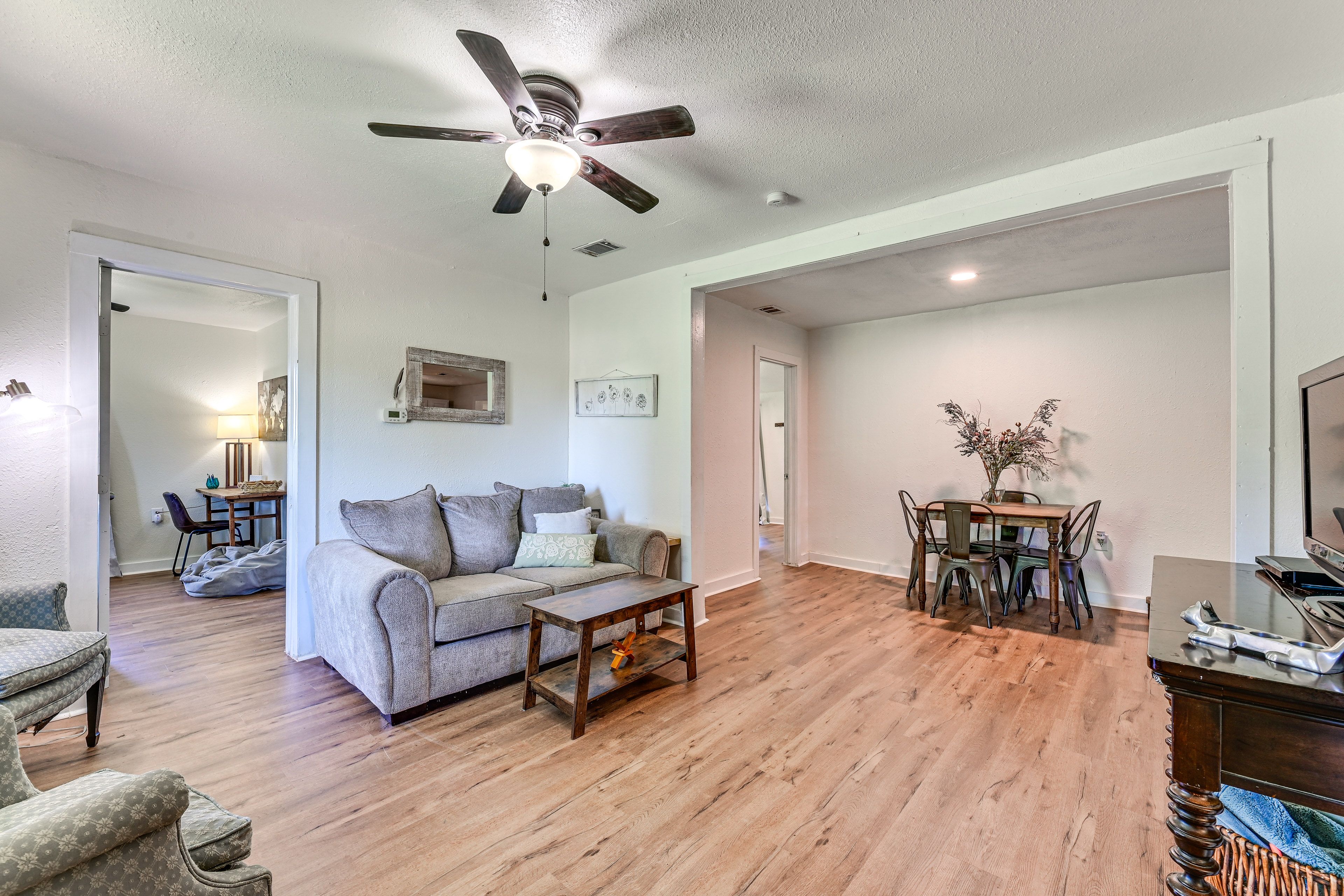 Living Room | Flat-Screen TV | Free WiFi | Board Games