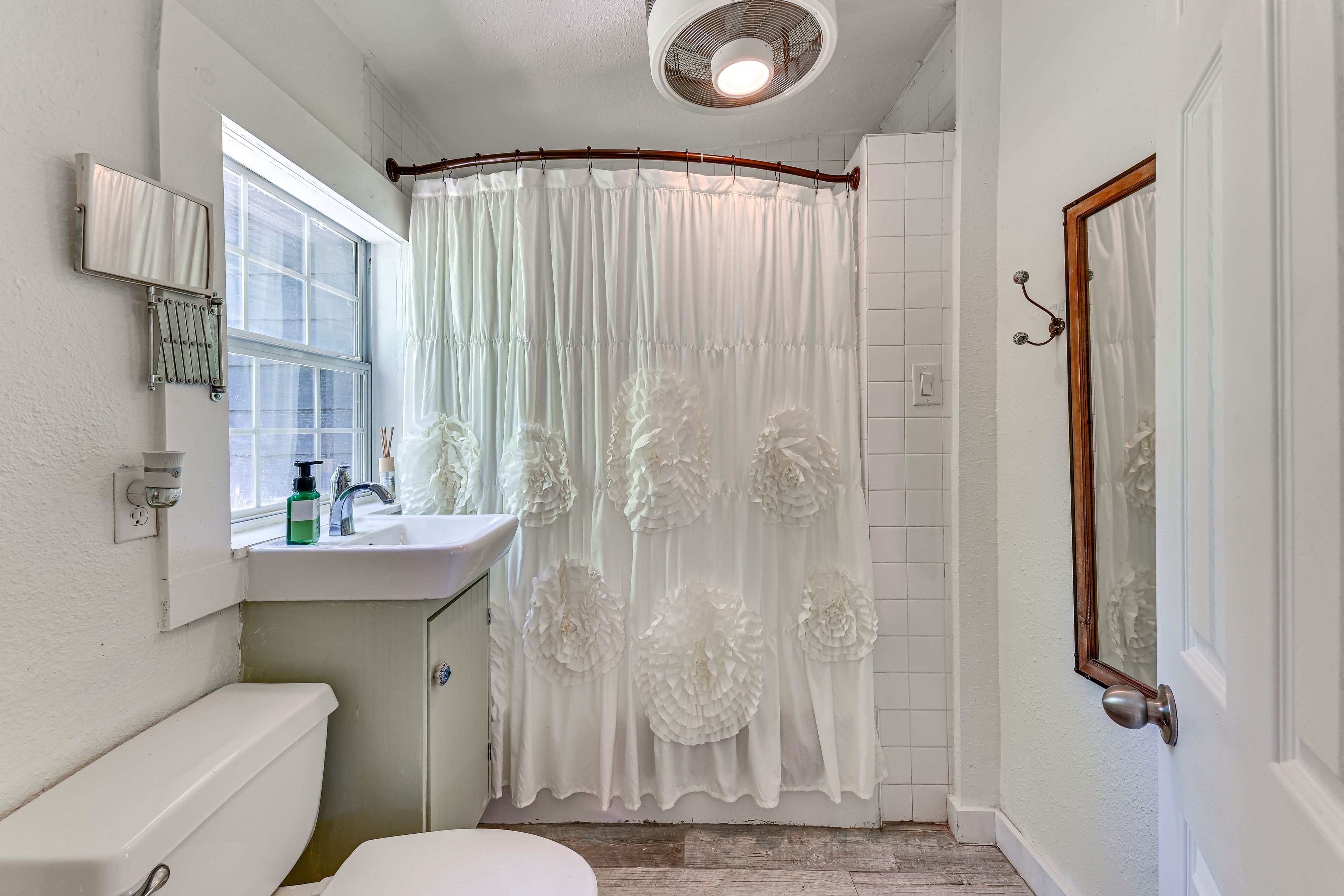 En-Suite Bathroom | Towels & Linens Provided