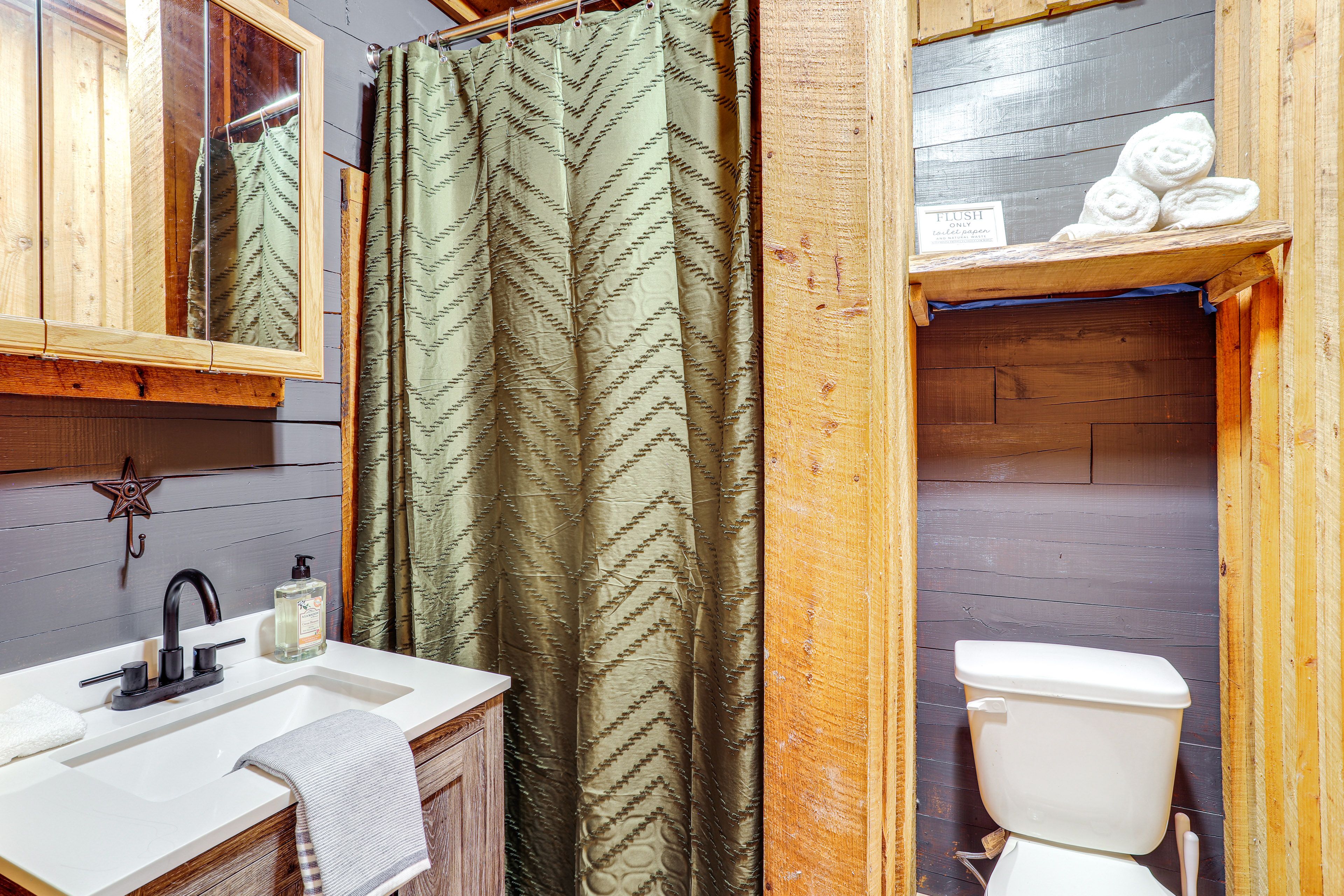 Full Bathroom | Towels Provided