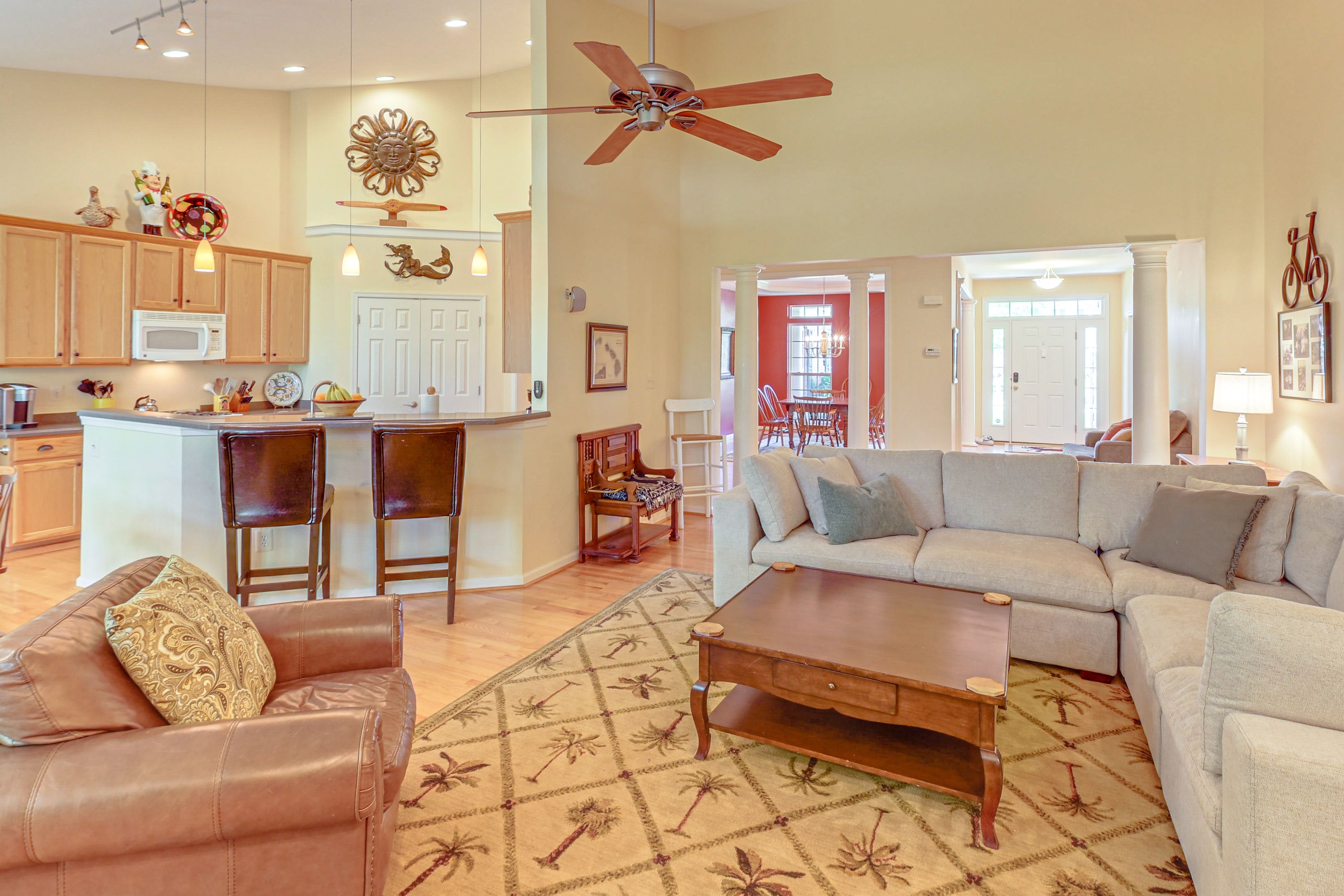 Living Room | Central A/C & Heat | Free WiFi | Smart TV