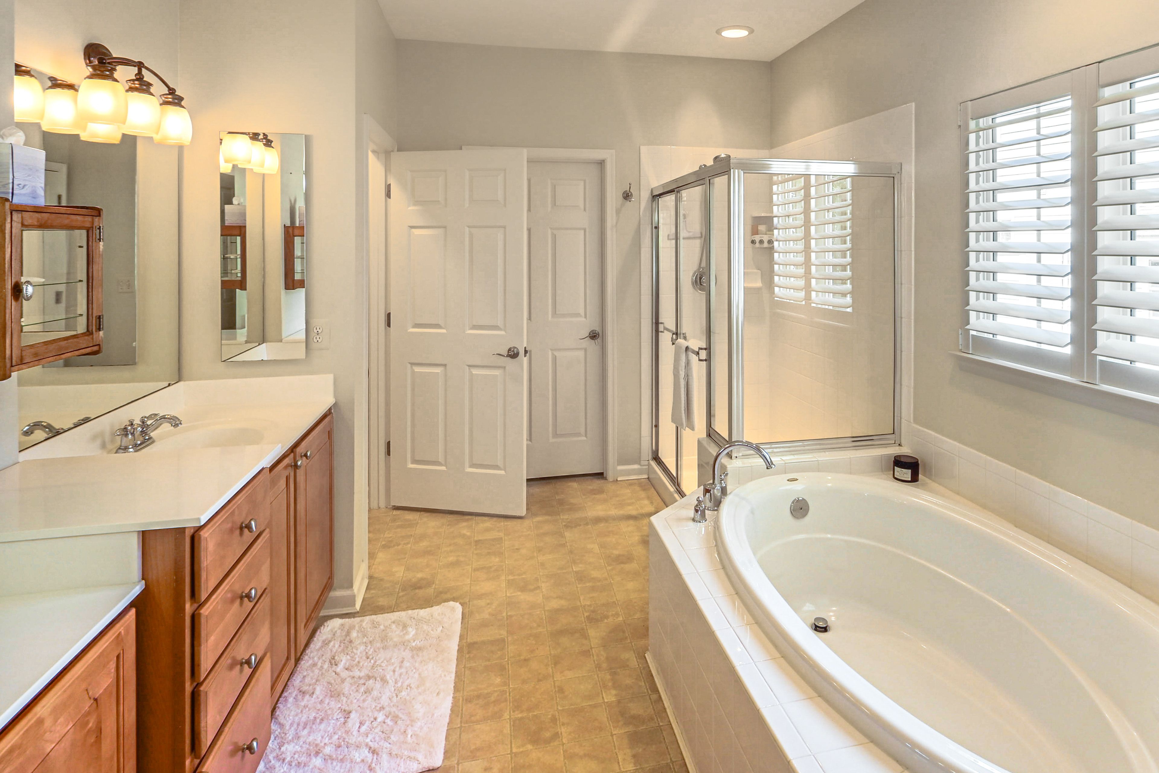 Full Bathroom | Separate Tub & Shower