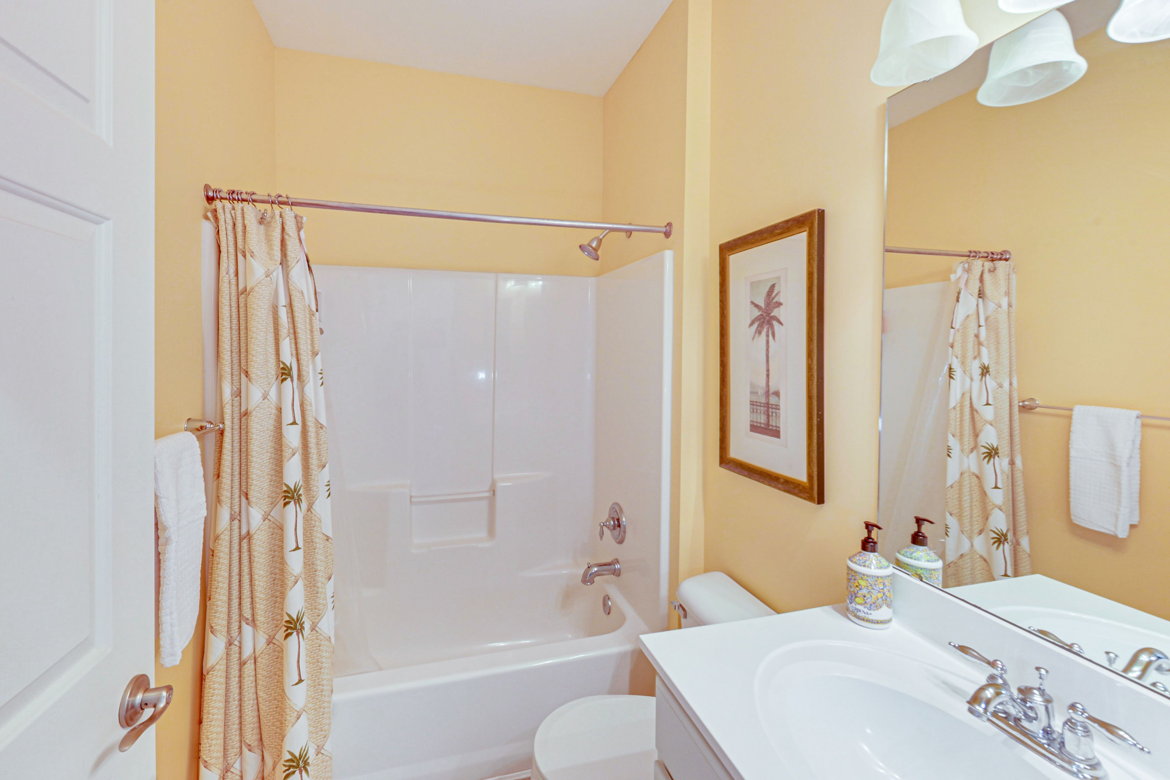 Full Bathroom | Towels Provided