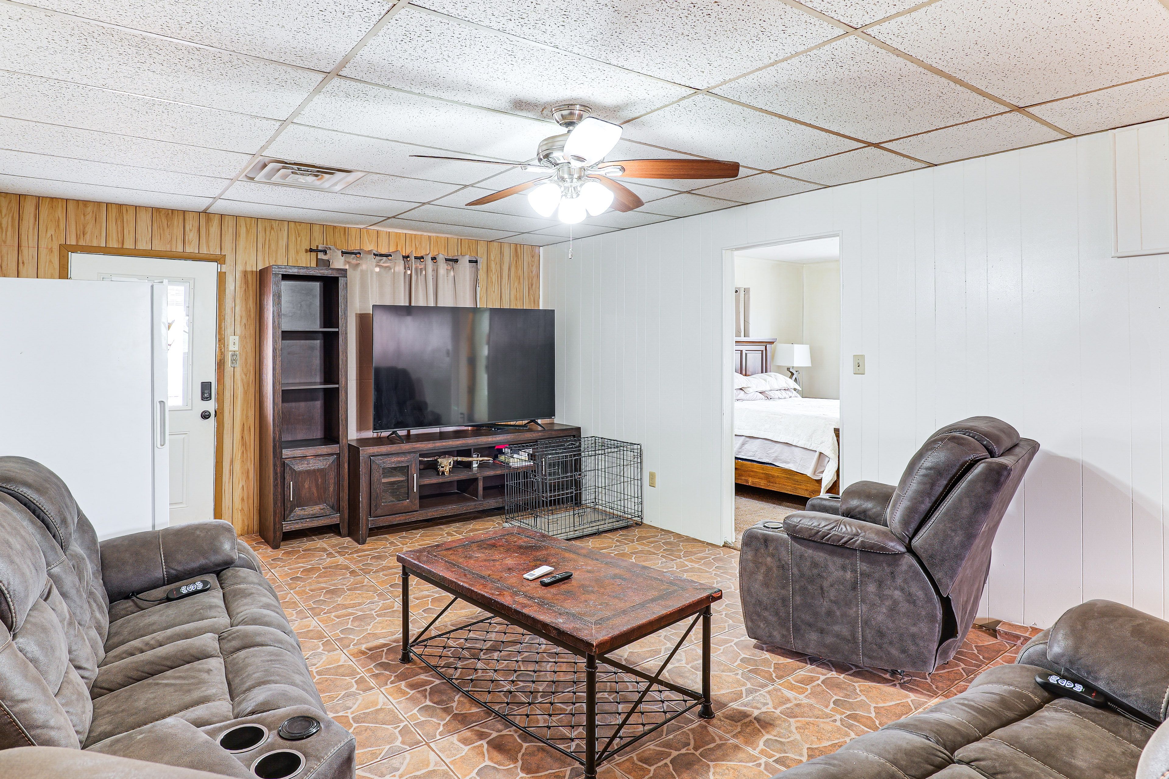 Living Room | Central A/C | Free WiFi | Smart TV