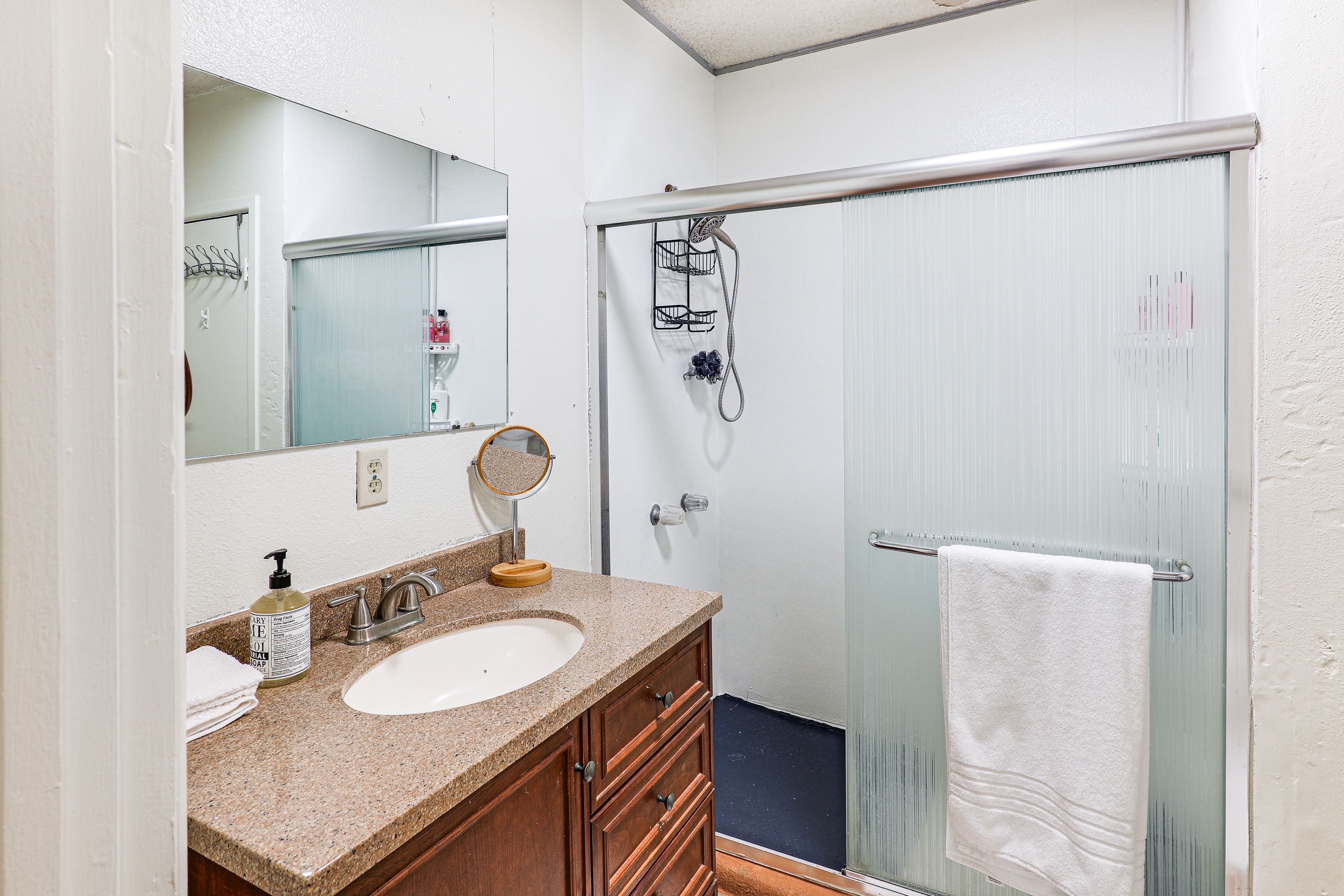 Full Bathroom | Towels Provided