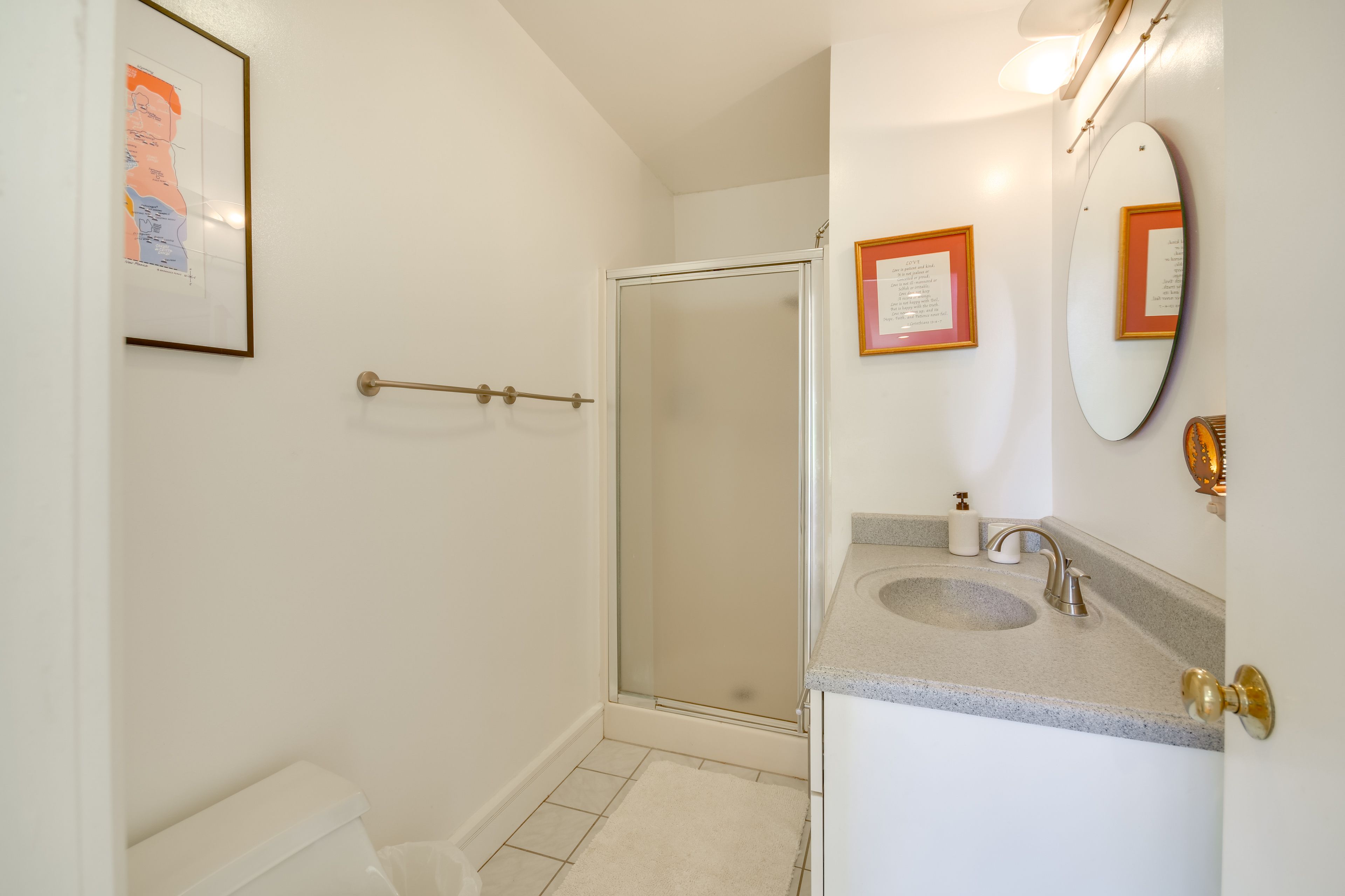Full Bathroom | Main Level | Towels Provided
