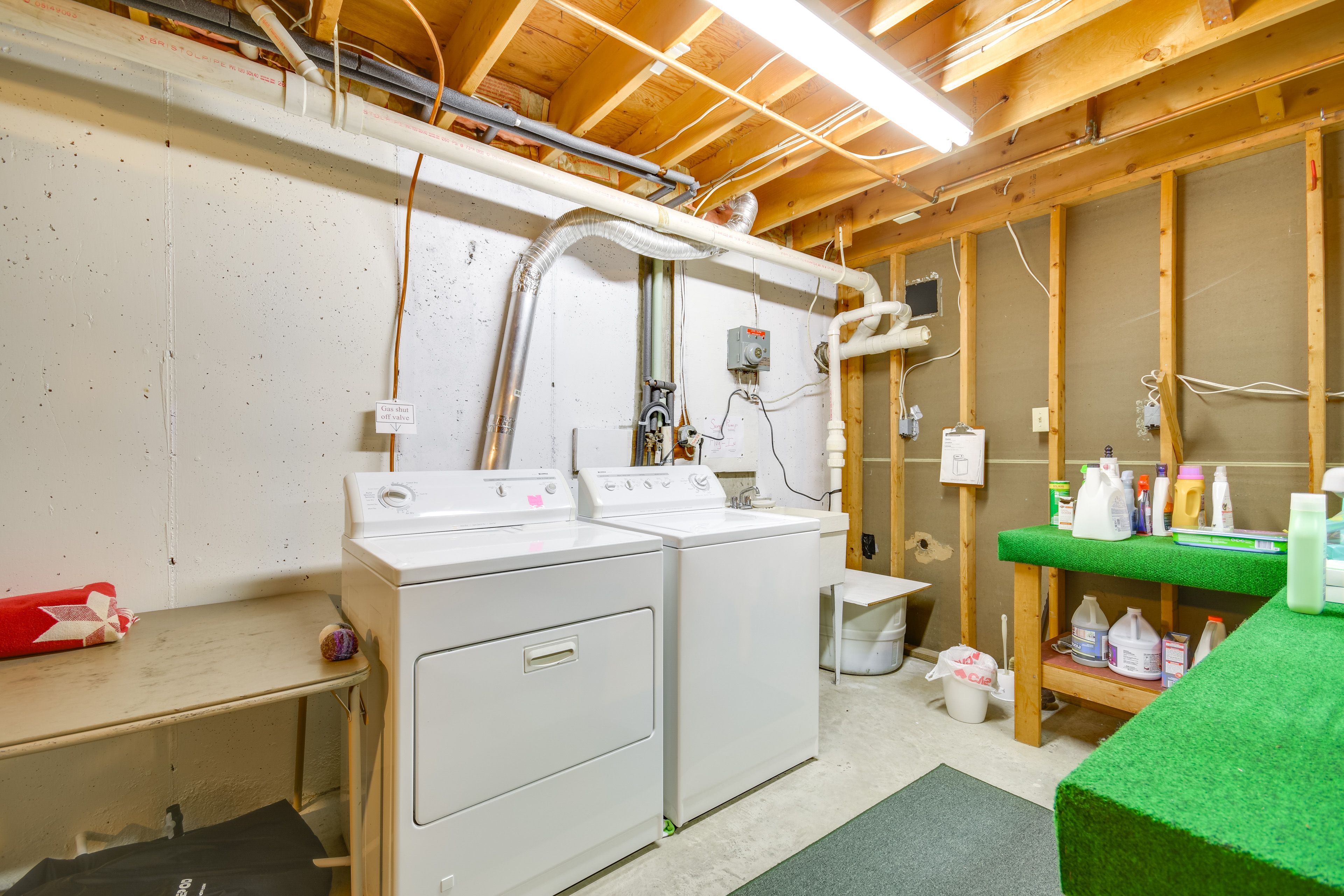 Laundry Room | Basement | Washer & Dryer