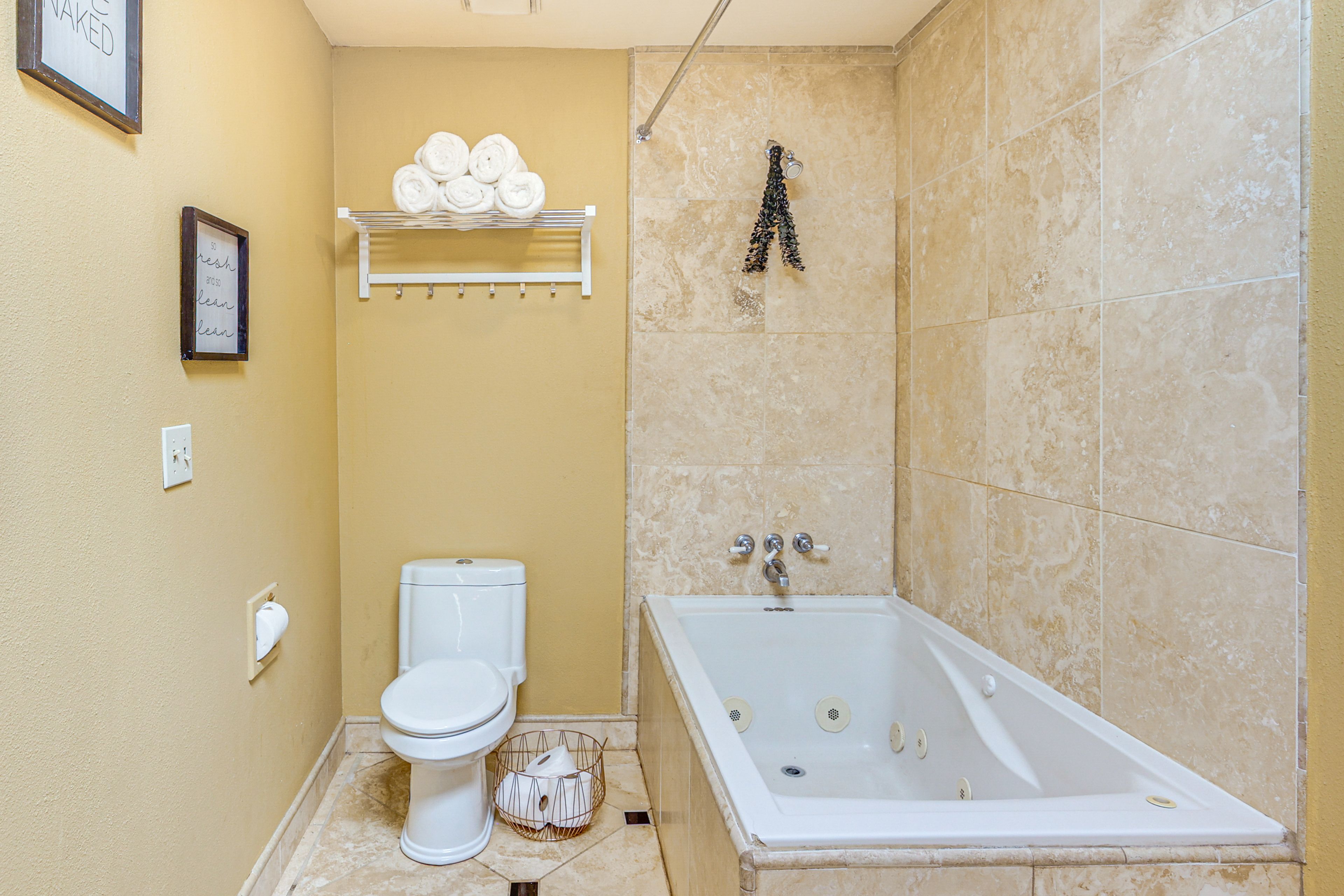 Full Bathroom | 2nd Floor | Towels Provided