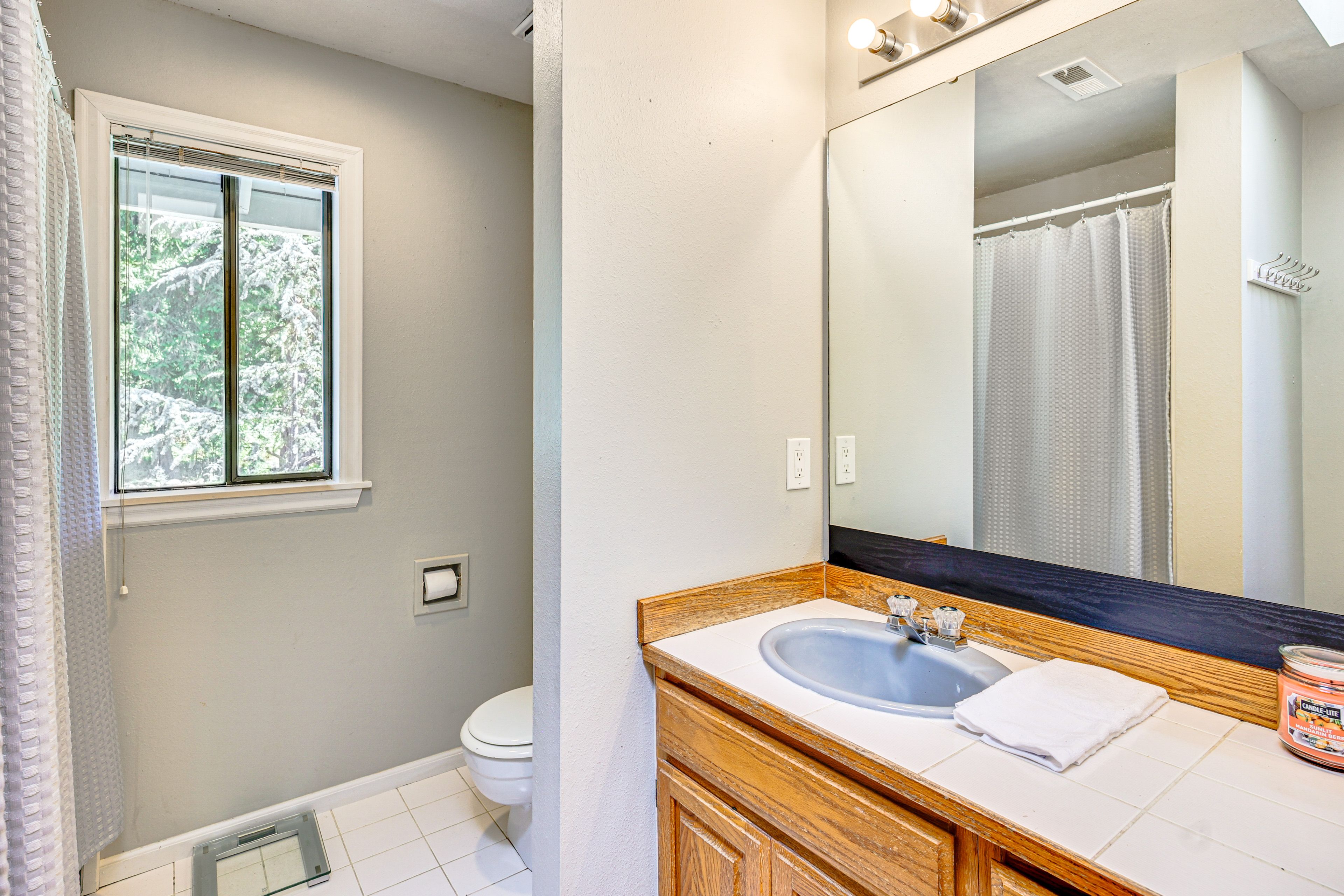 Full Bathroom | 2nd Floor