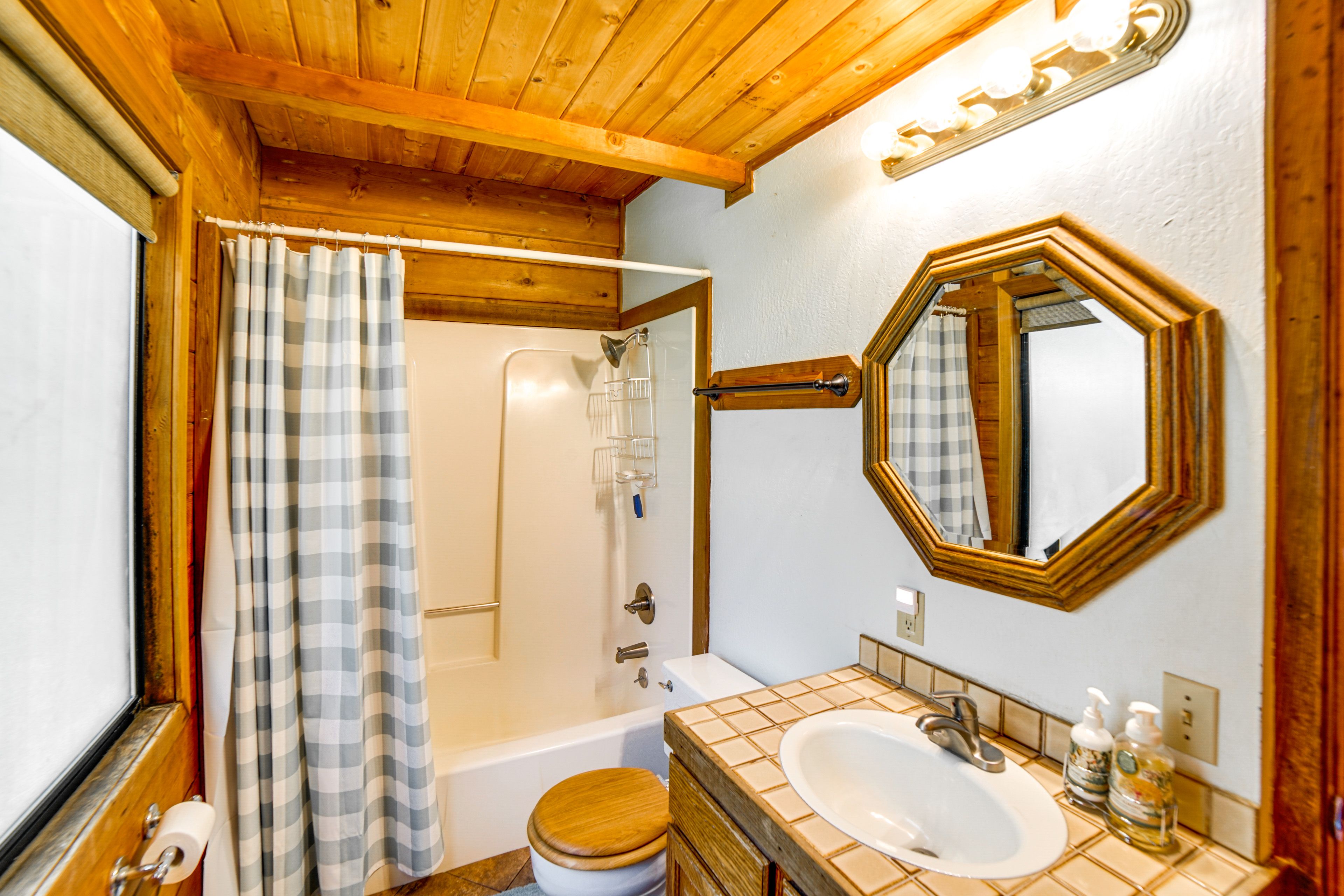 Full Bathroom | Towels Provided | Main Floor