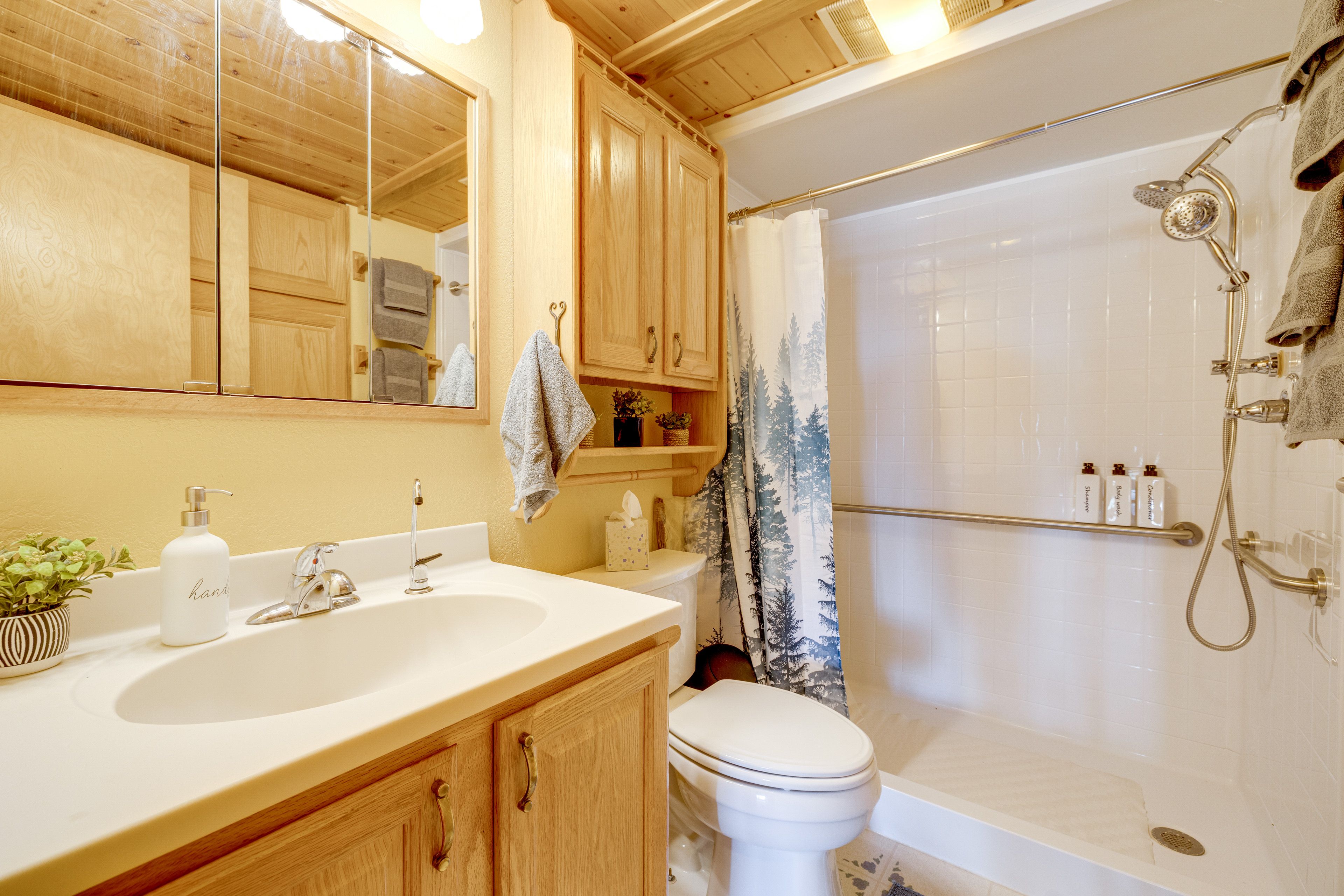 Full Bathroom | Towels Provided | Main Floor