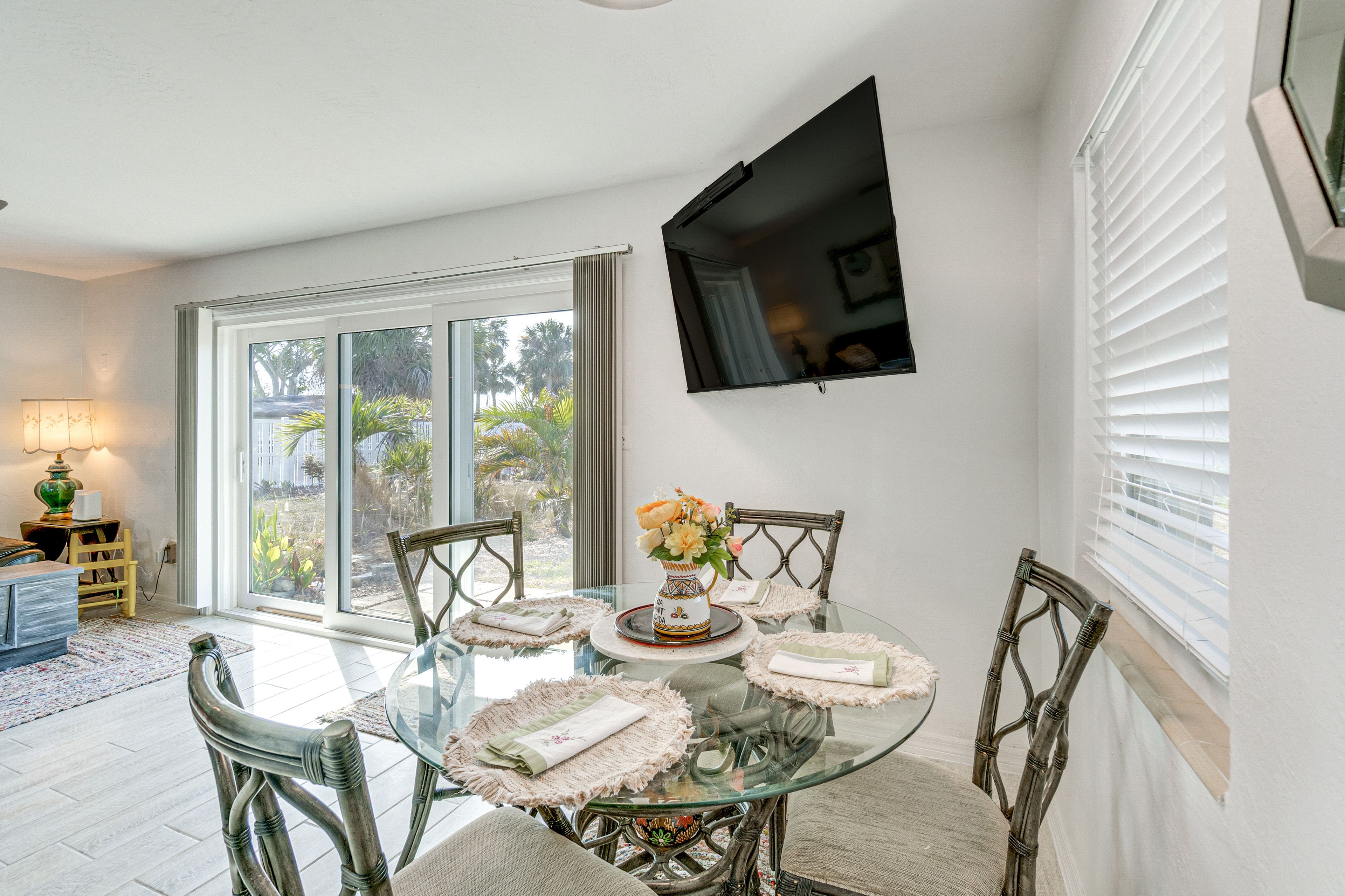 Dining Area | Dishware/Flatware
