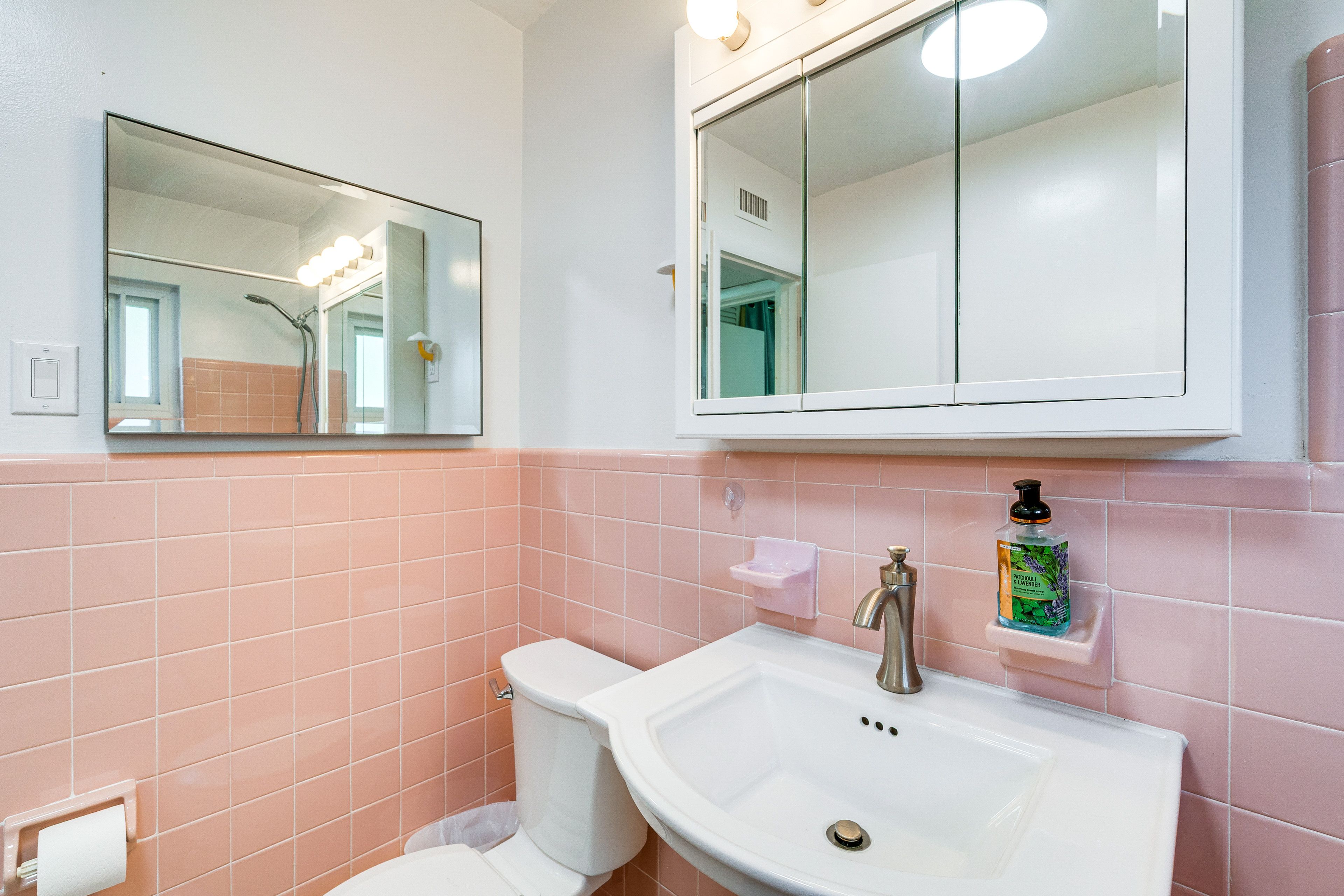 Full Bathroom | Towels Provided