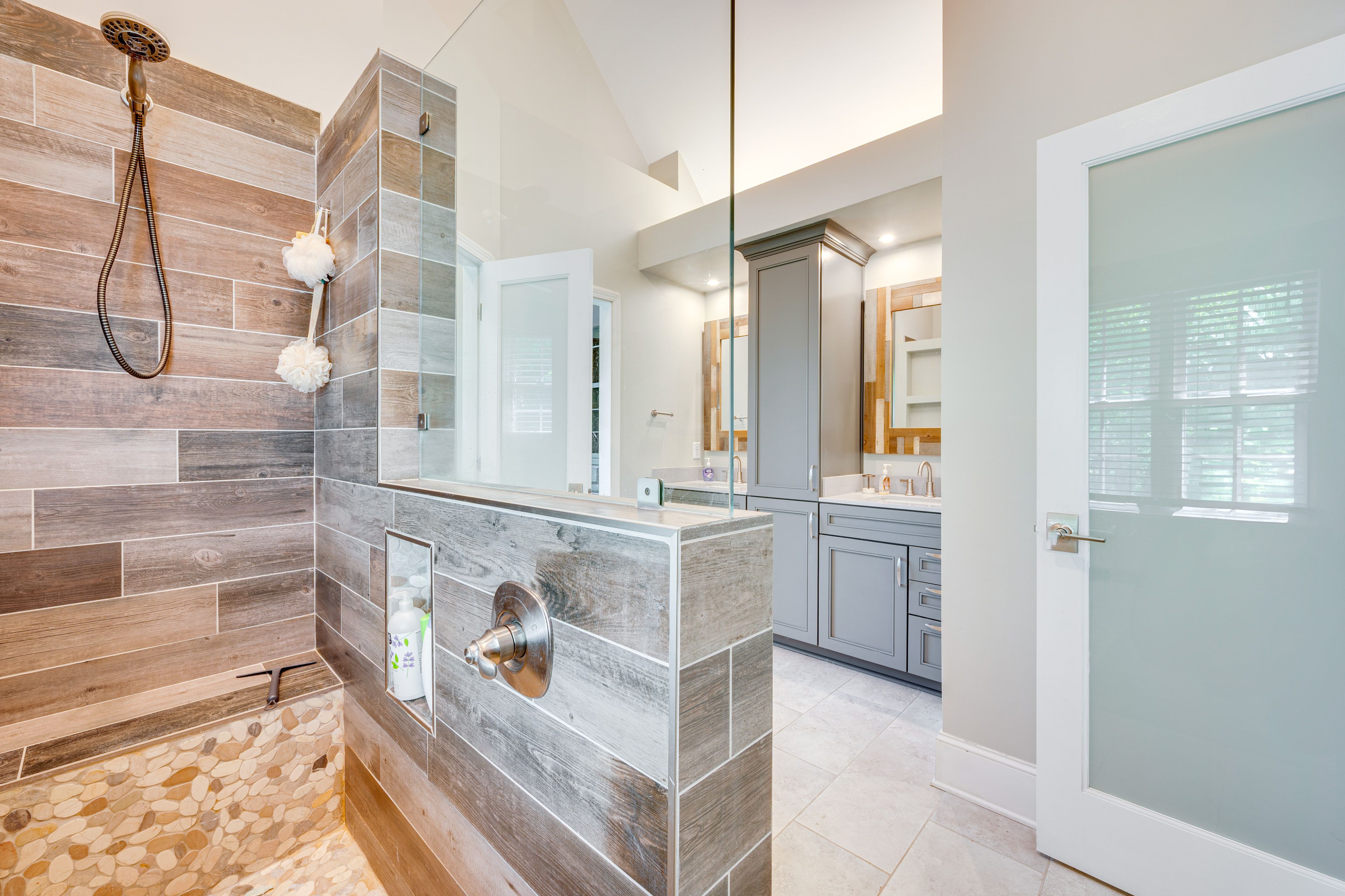 Full Bathroom | 1st Floor | Towels Provided