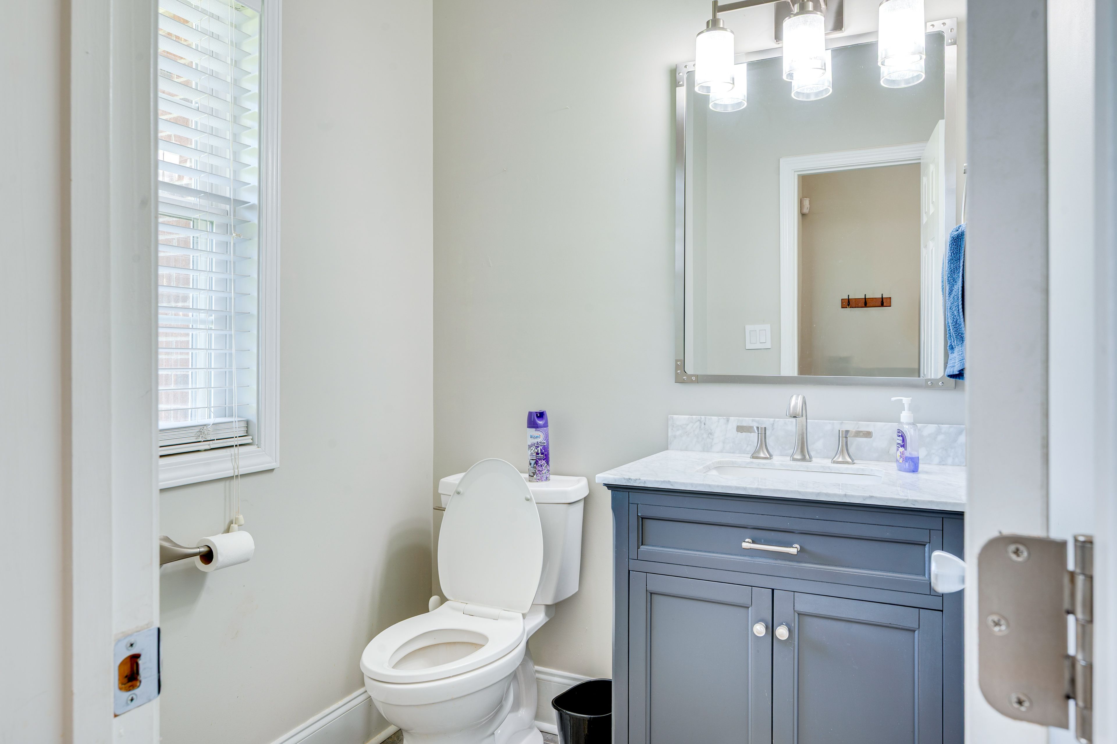 Half Bathroom | 1st Floor | Towels Provided