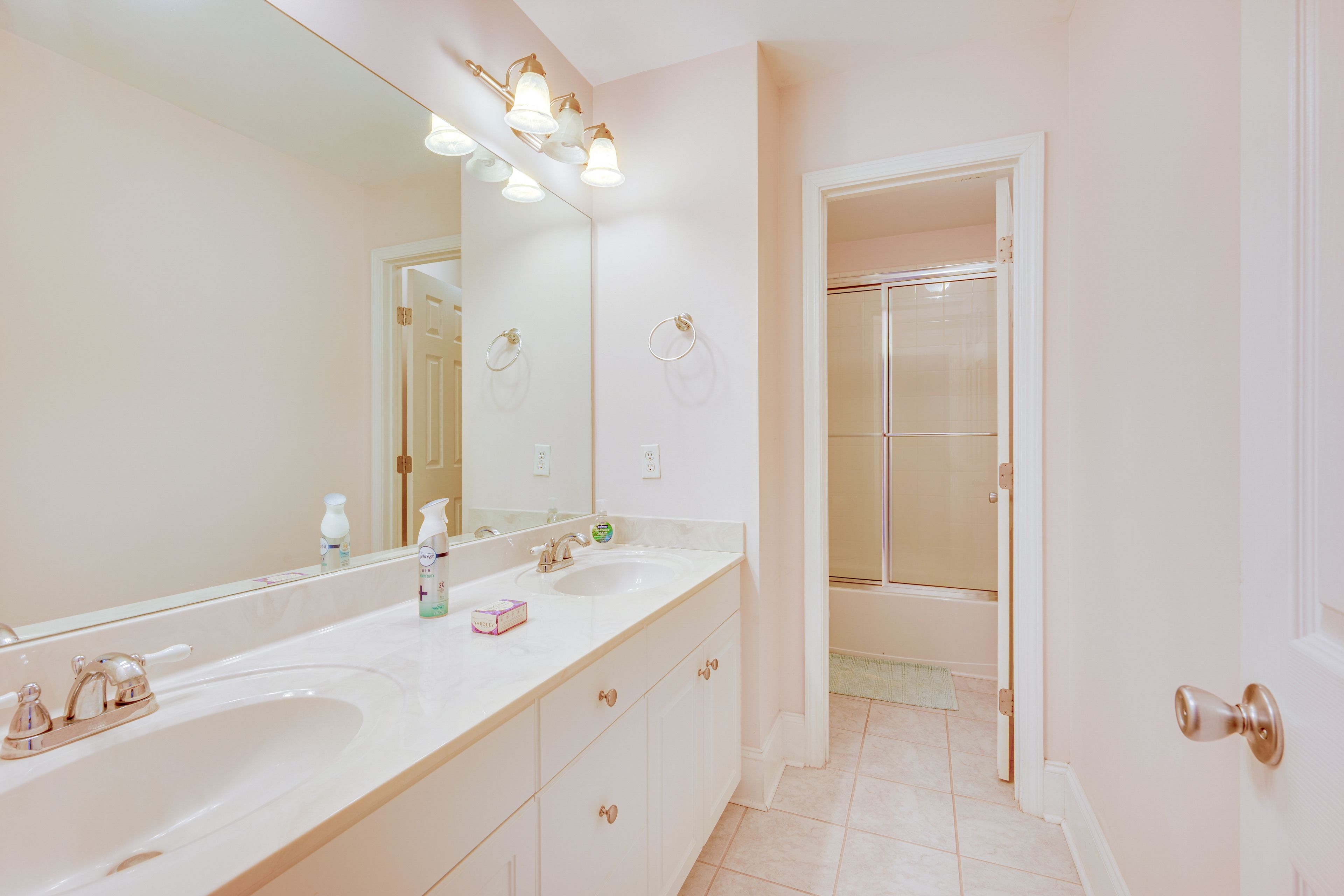 Full Bathroom | 2nd Floor | Towels Provided