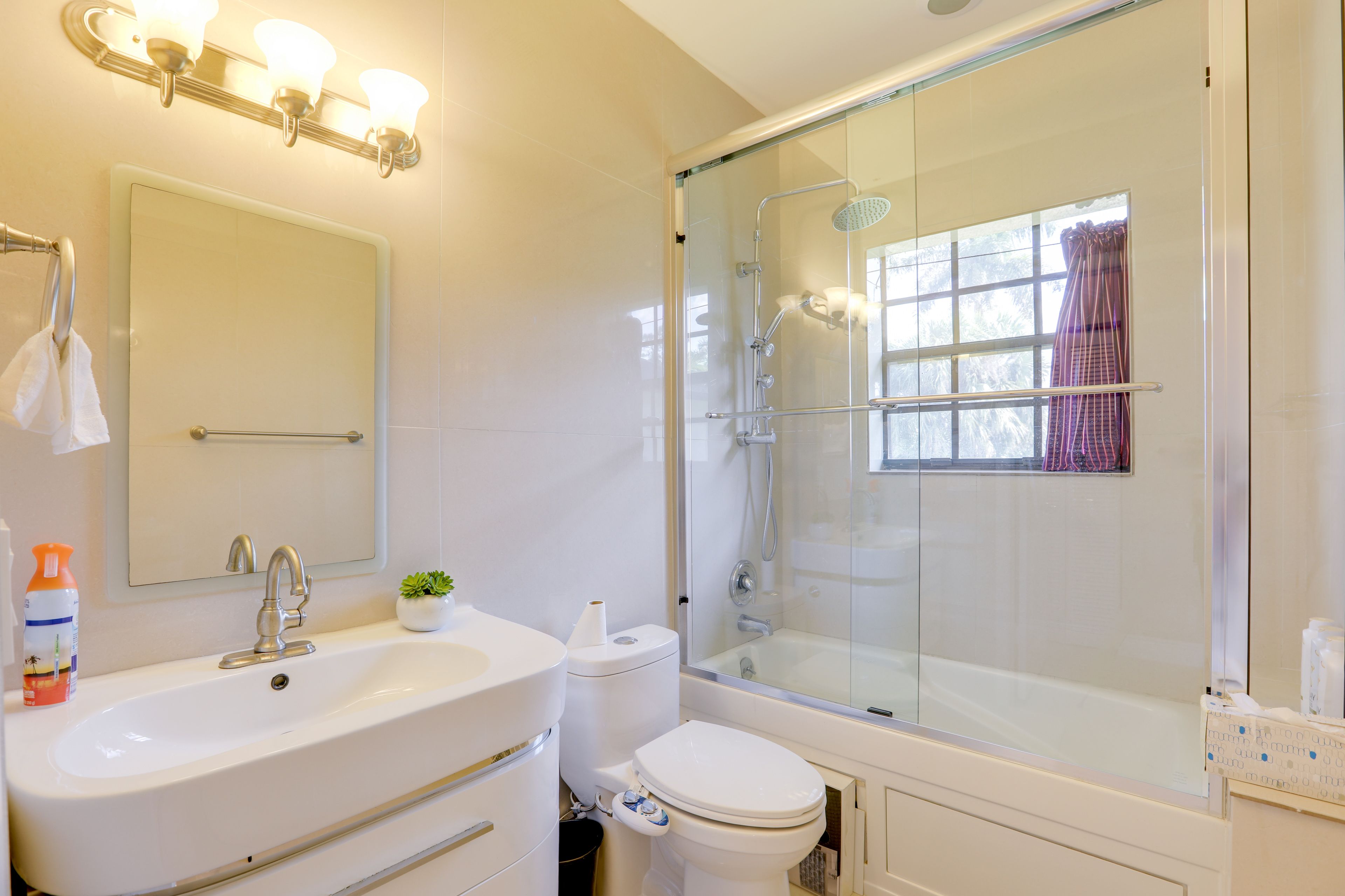 Full Bathroom | 1st Floor