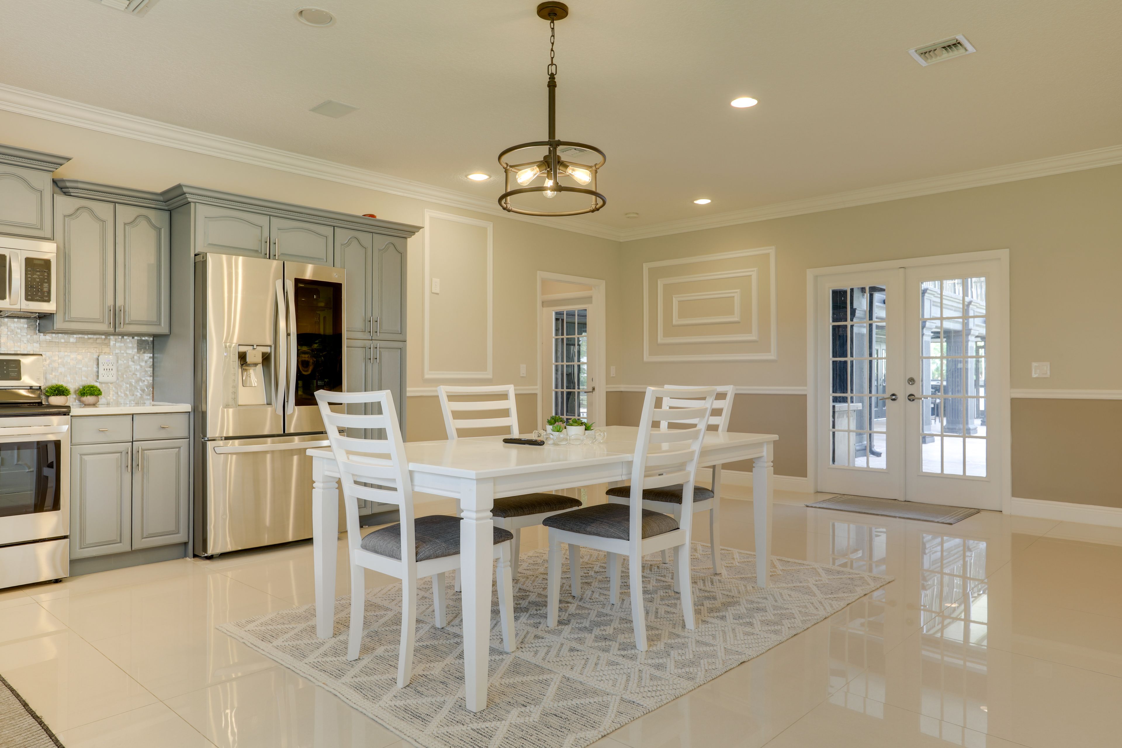 Dining Area | Dishware/Flatware Provided | 1st Floor