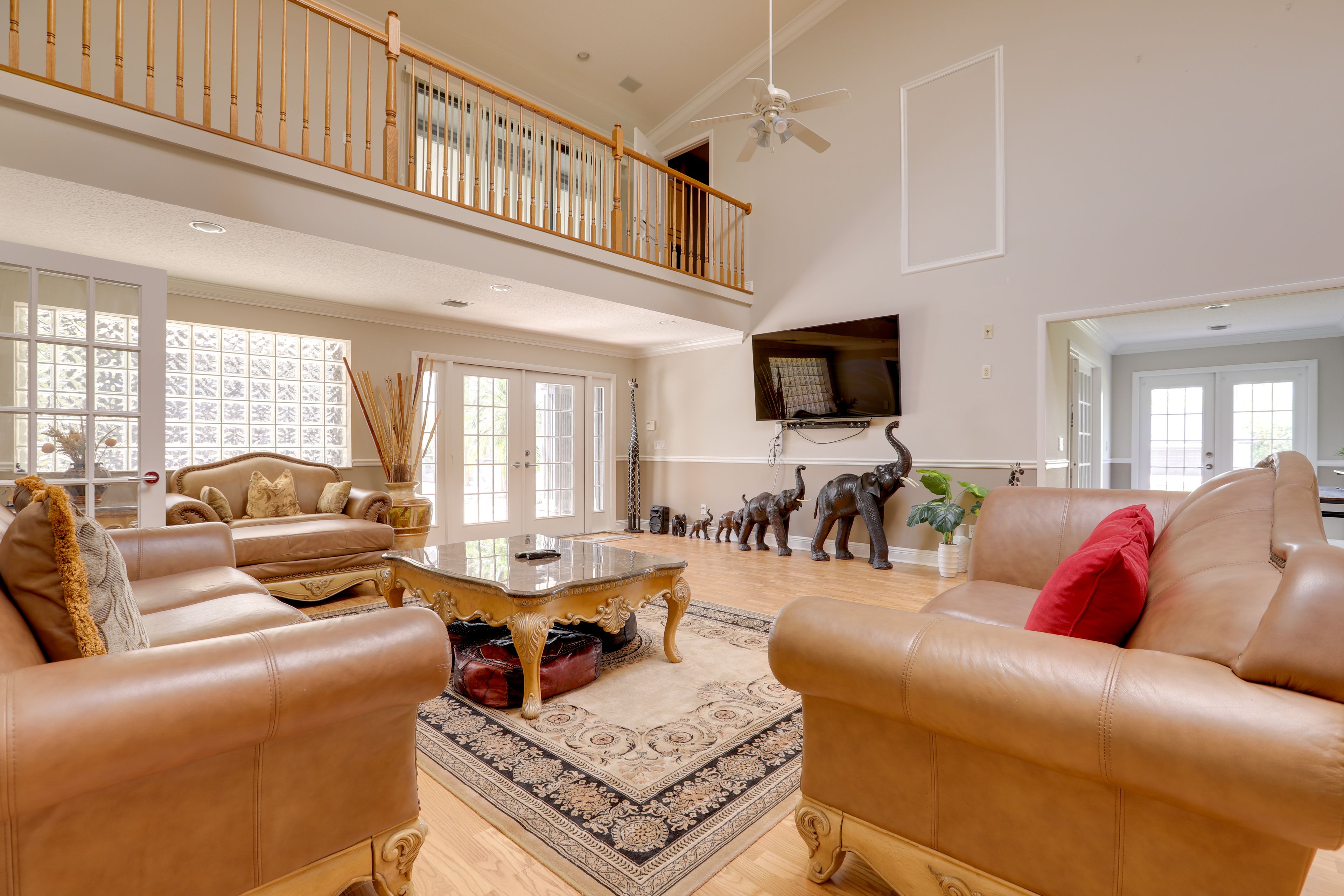 Living Room | Bar | Pool Table | Workstation | Free WiFi
