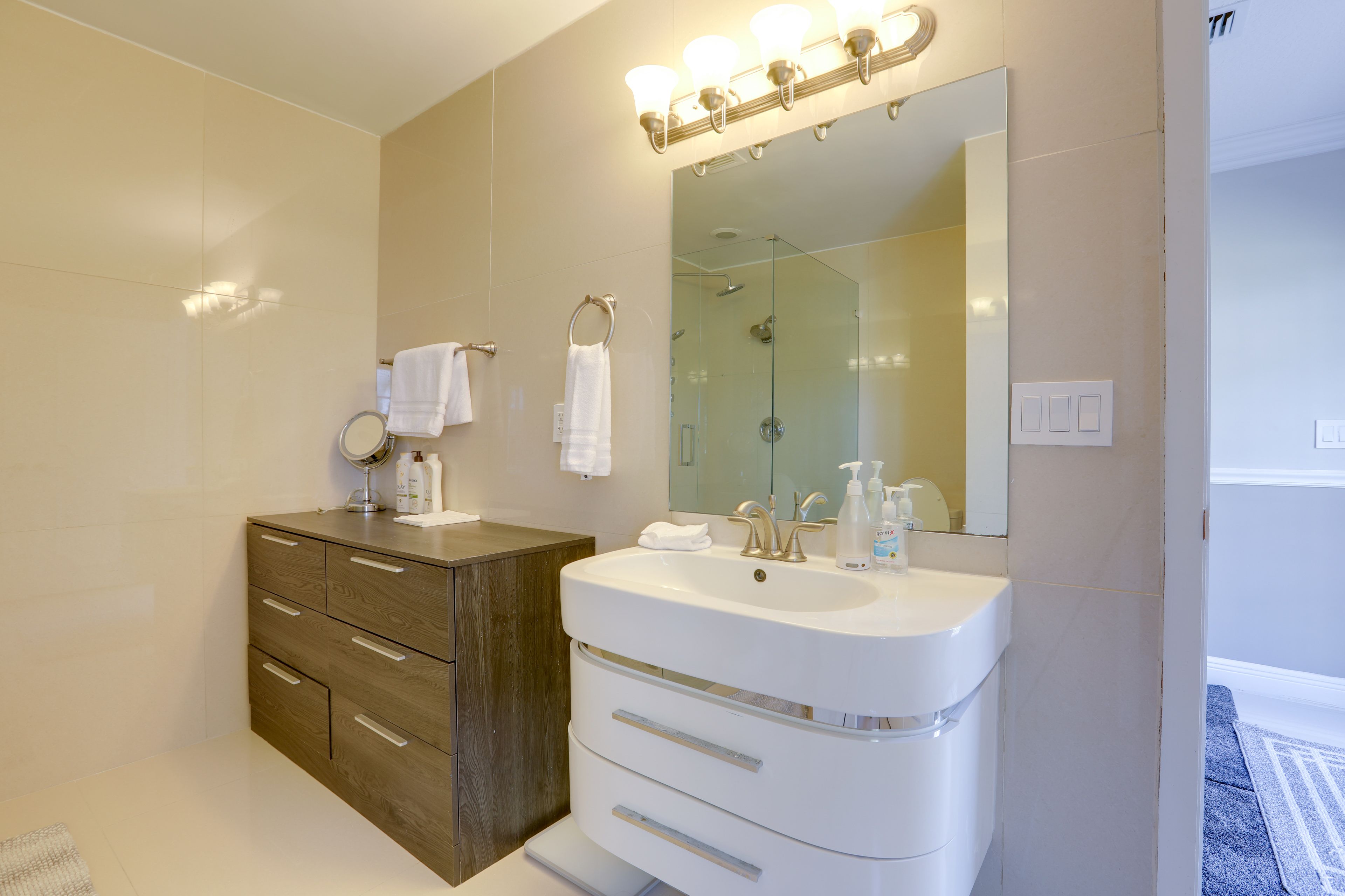 Full Bathroom | Shower | 1st Floor